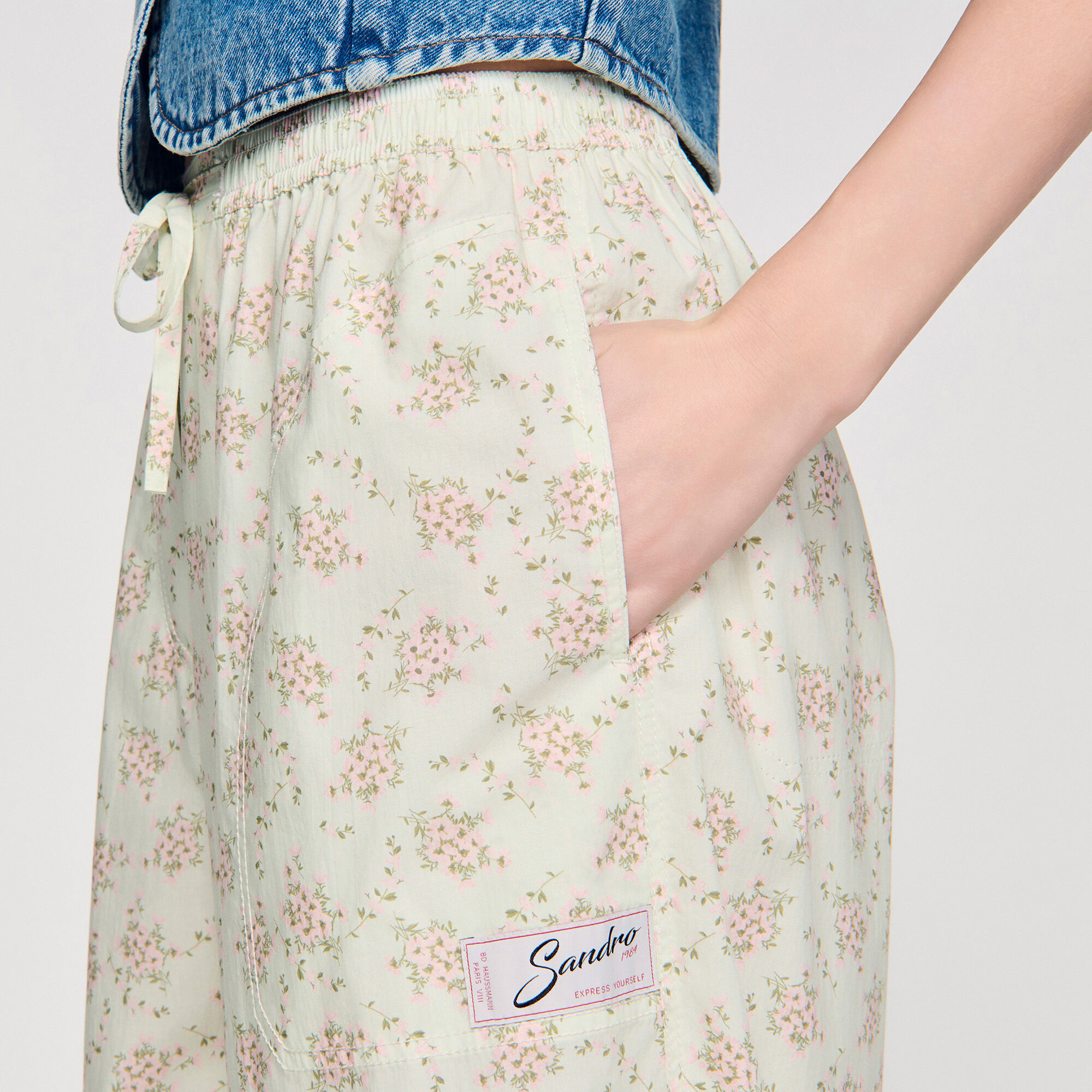 Gilet corto di jeans con borchie