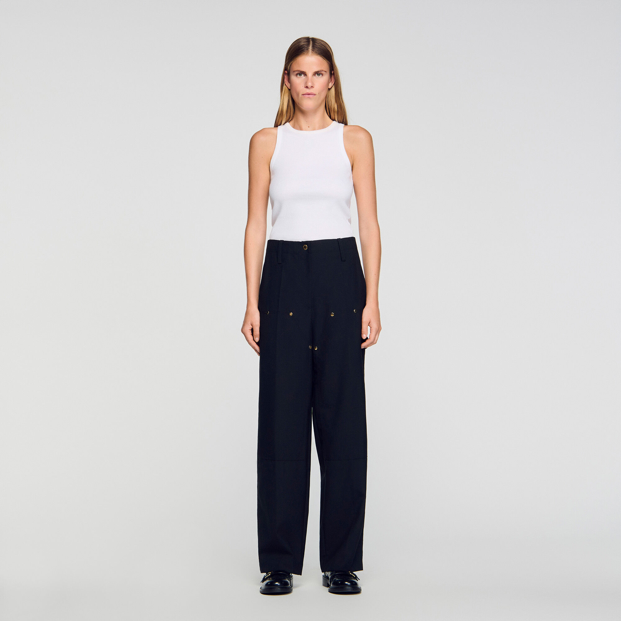Pantaloni fluidi con rivetti