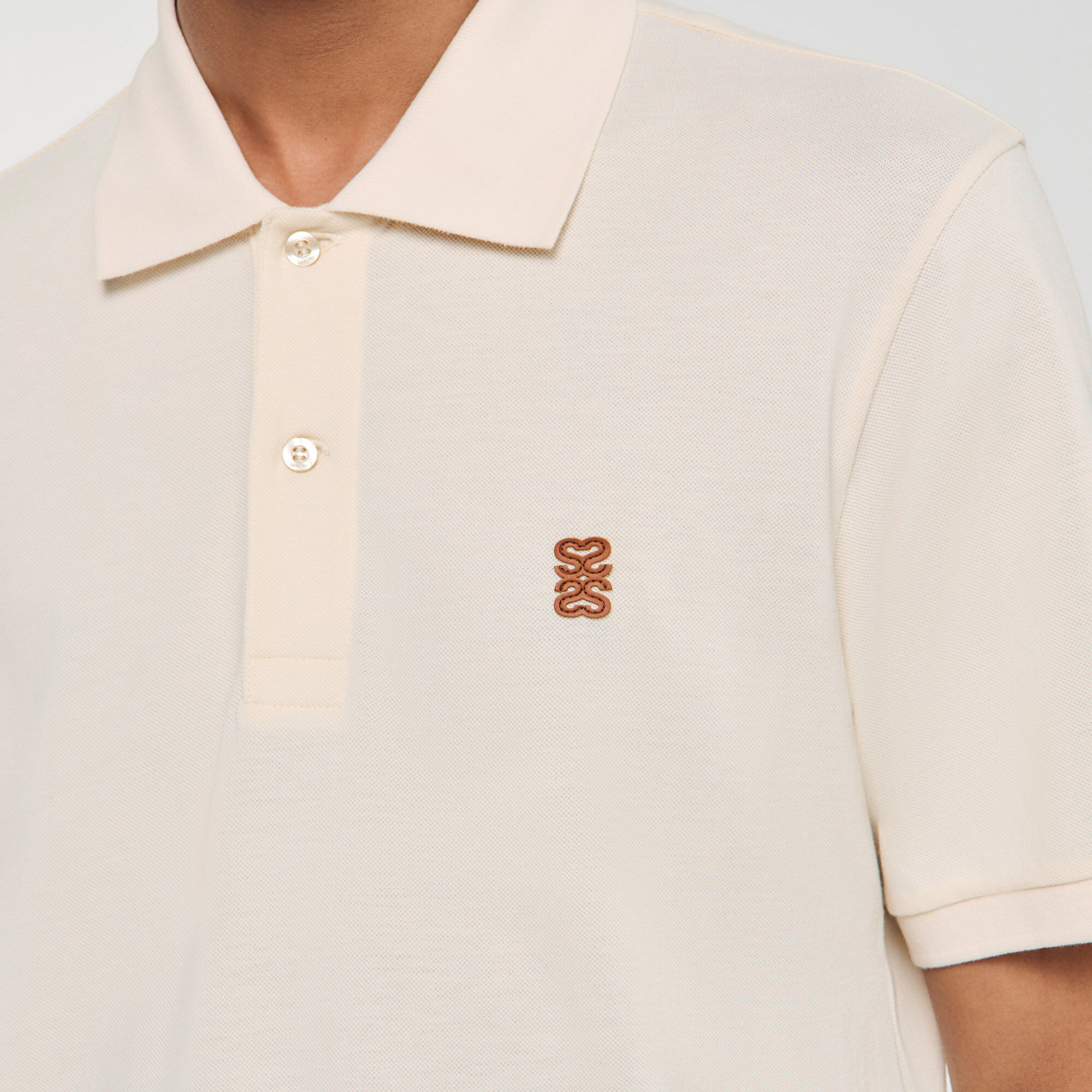 Polo con logo in pelle