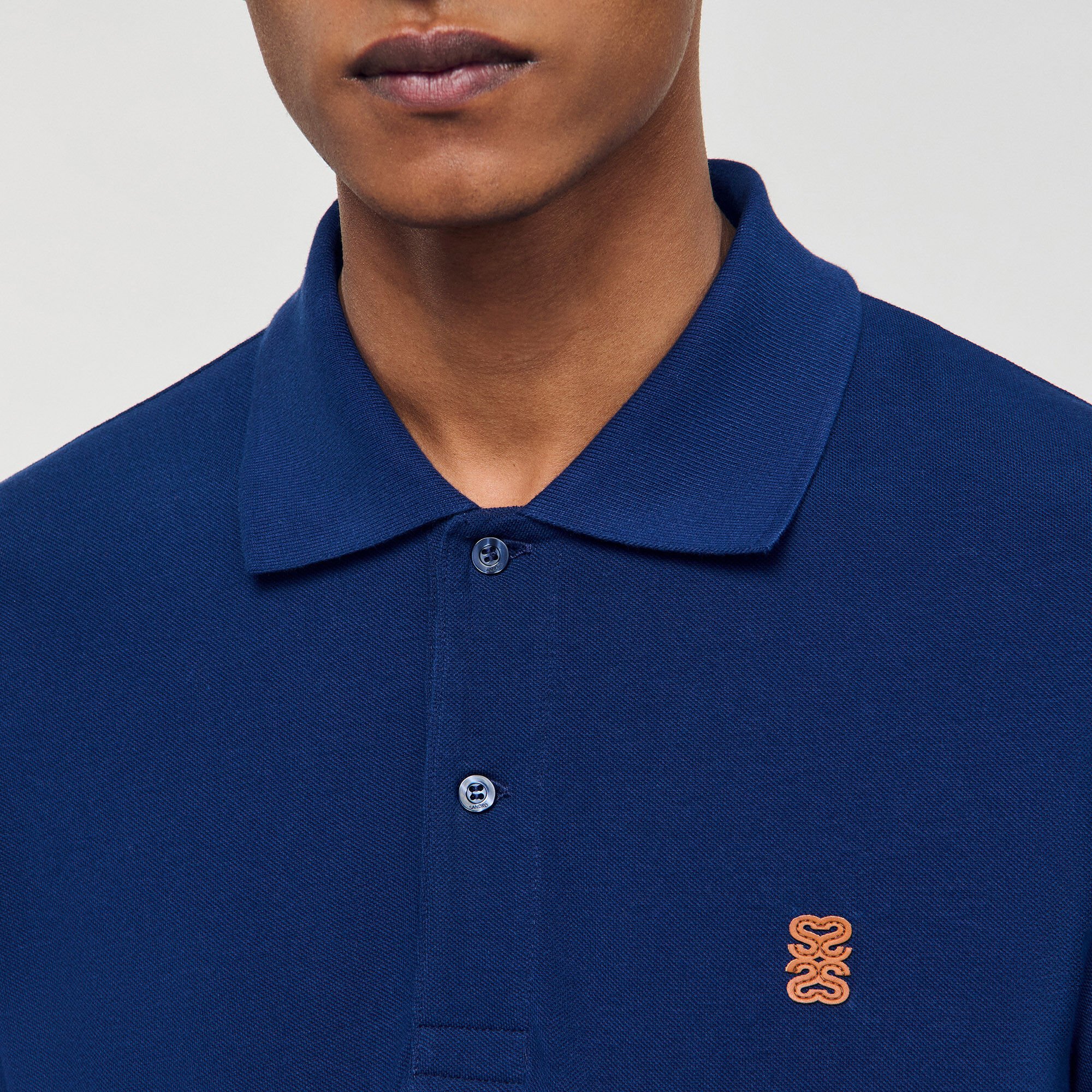 Polo con logo in pelle