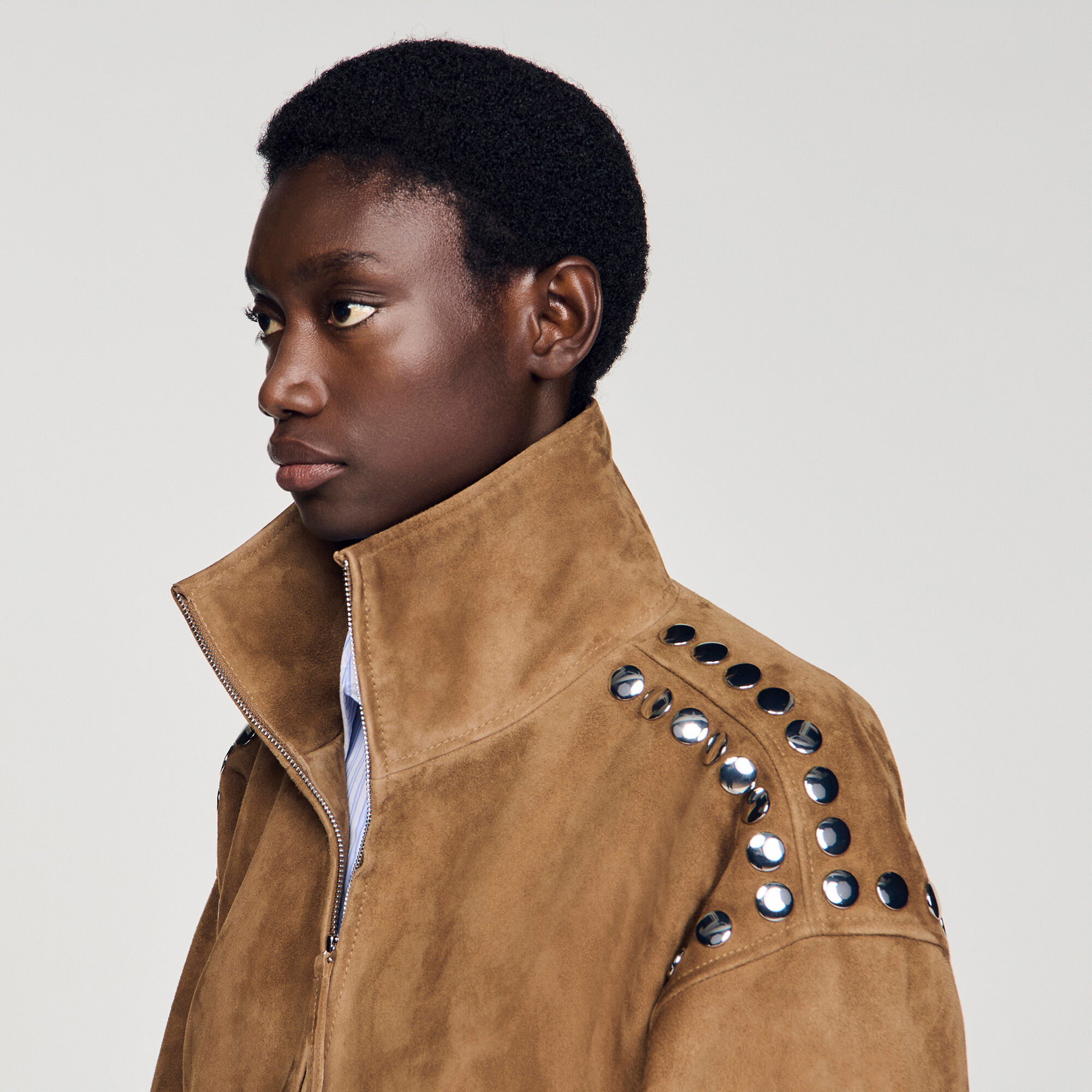 Giubbotto in scamosciato borchiato