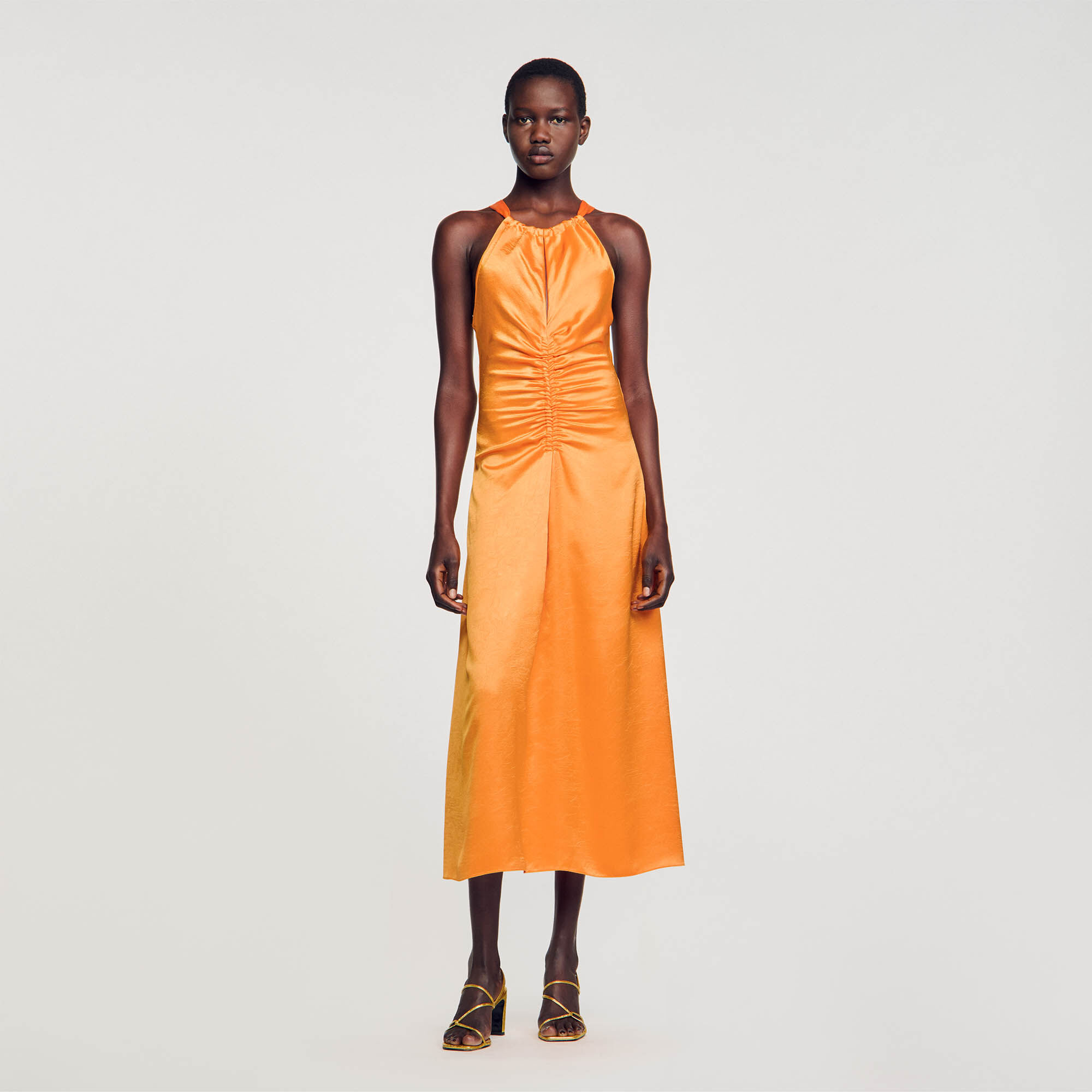 Abito lungo satinato arricciato giallo arancione da donna Sandro Paris