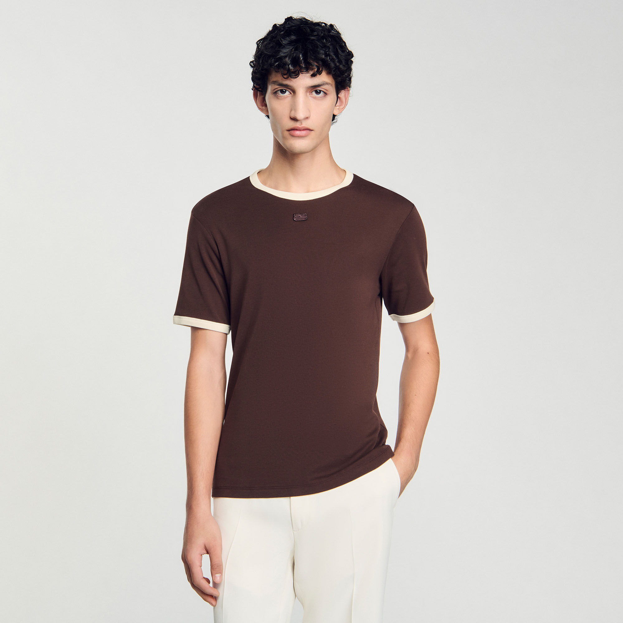 T-shirt bicolore con patch