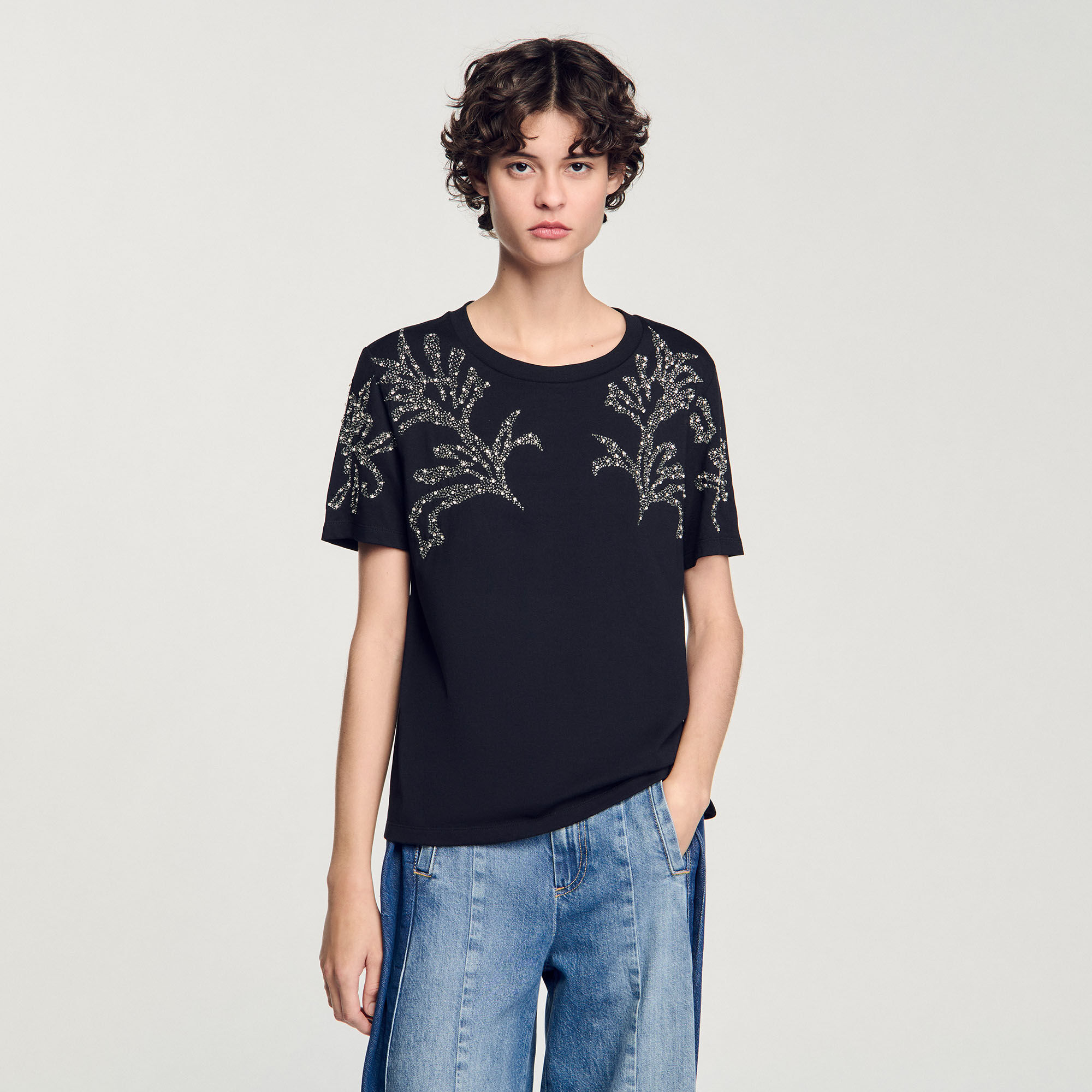T-shirt con dettagli ricamati