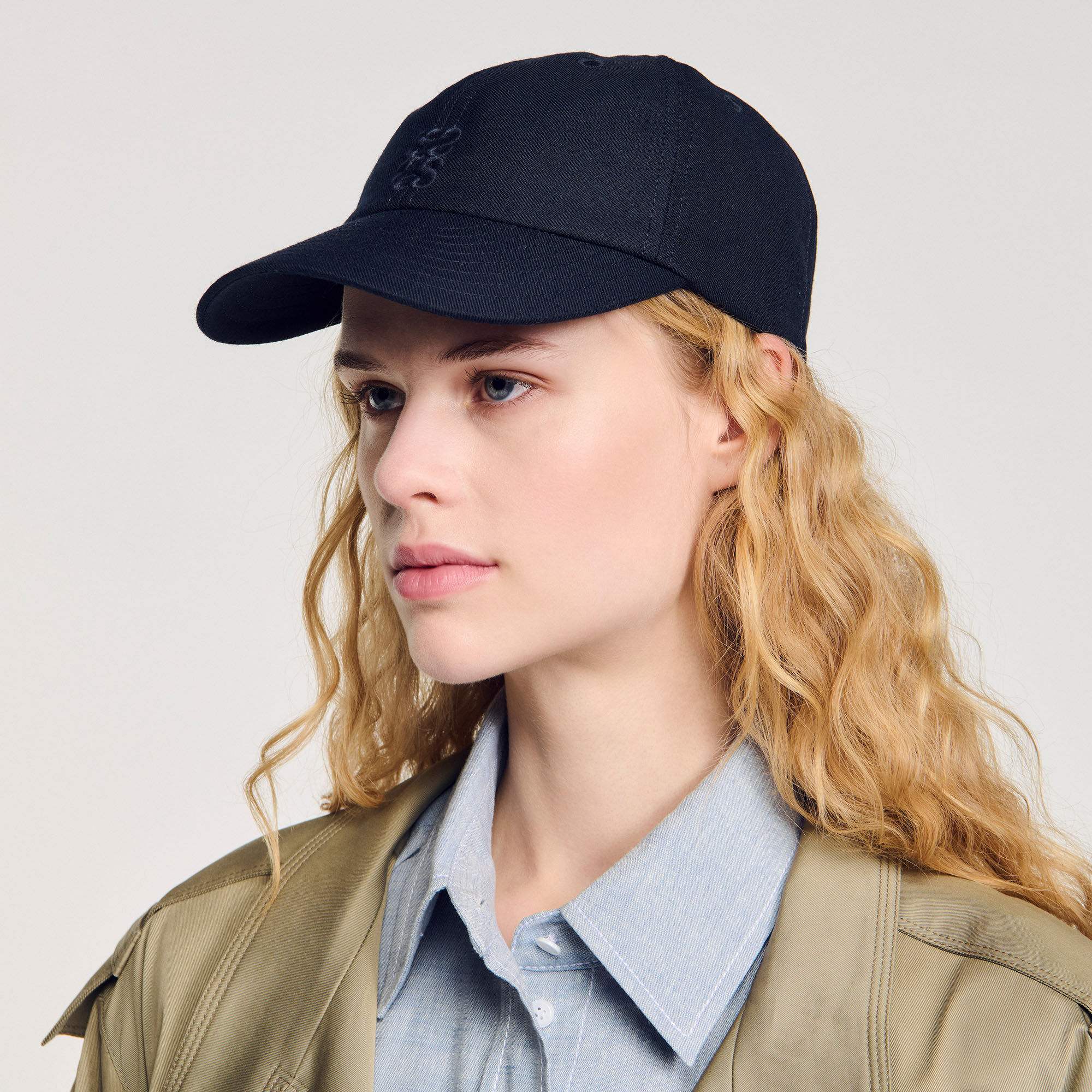 Cappellino con foulard annodato