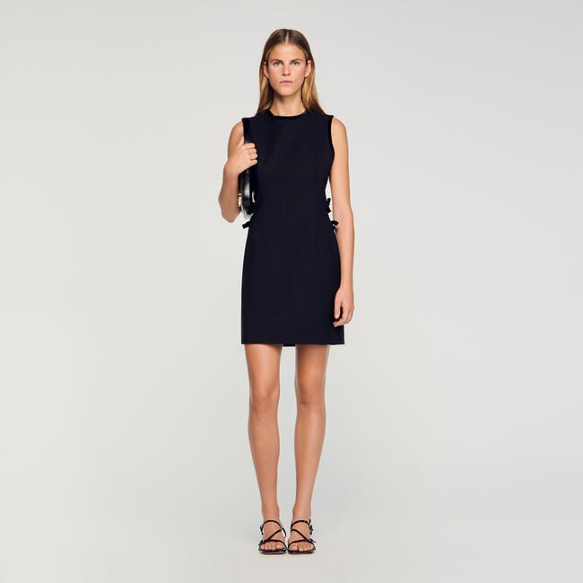 Abito corto con cut-out