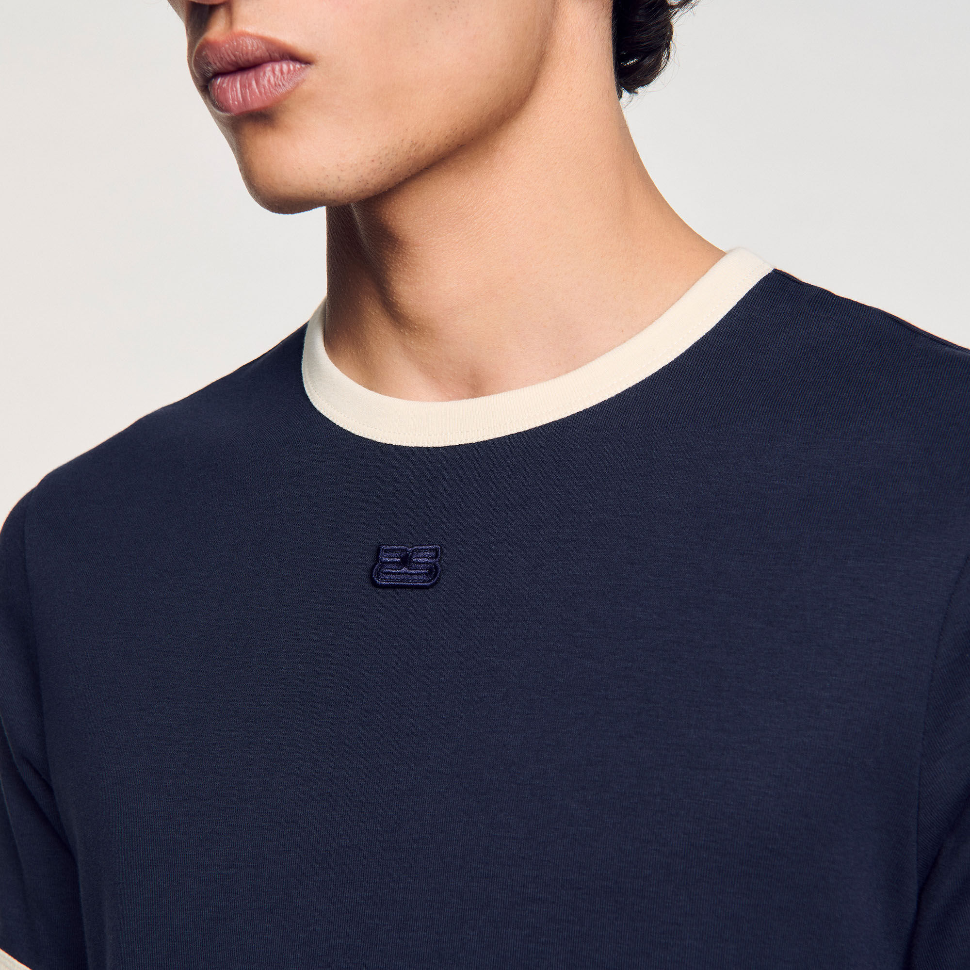 T-shirt bicolore con patch
