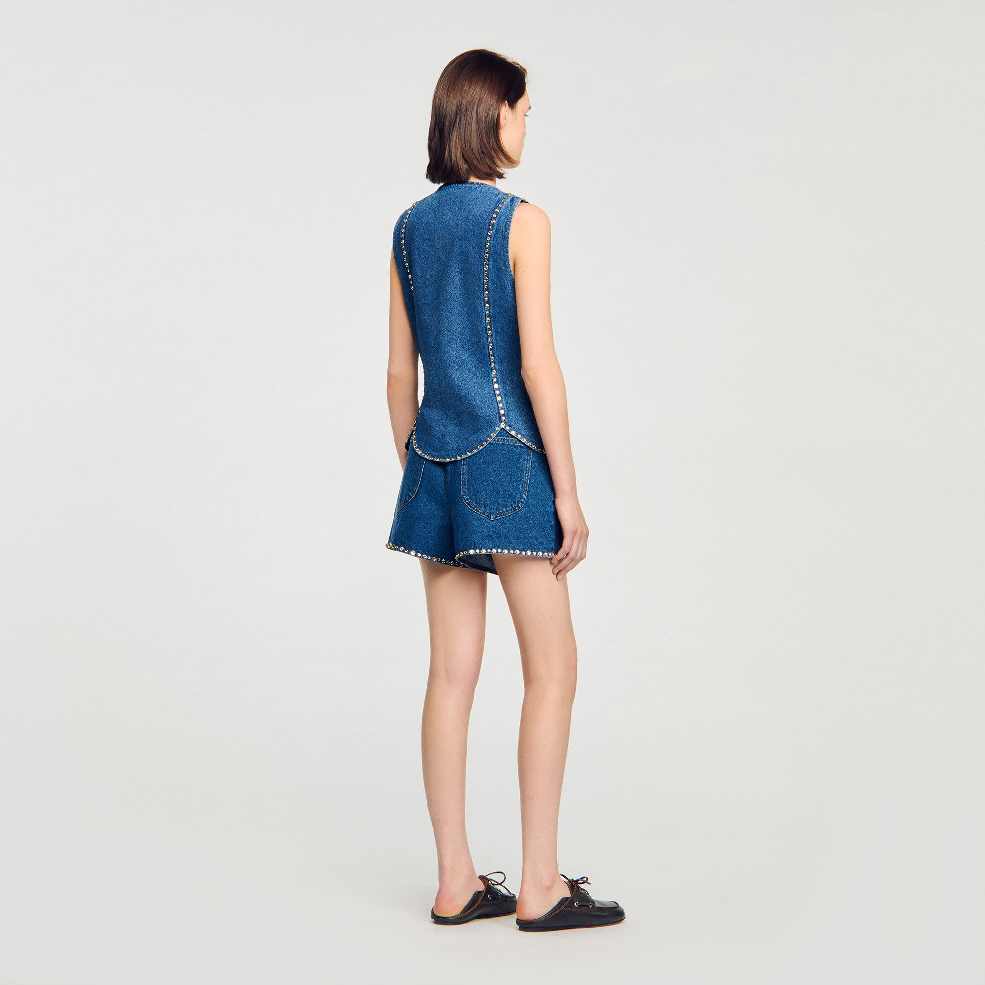 Top in denim decorato con strass