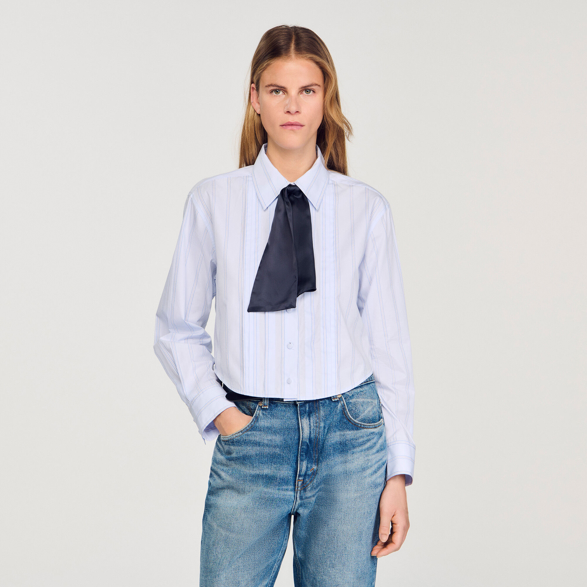 Camicia corta con cravatta rimossa