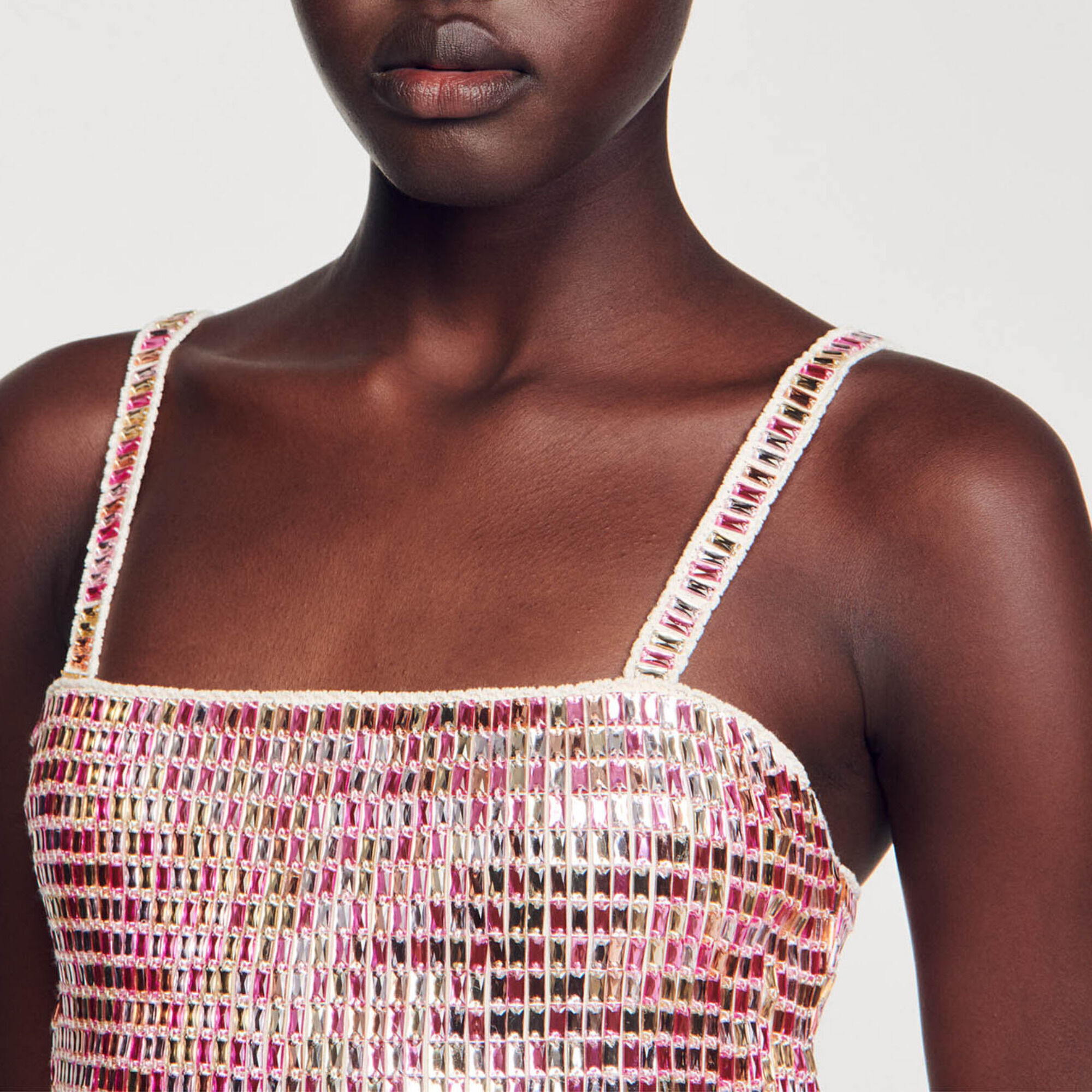 Top corto con perline decorative