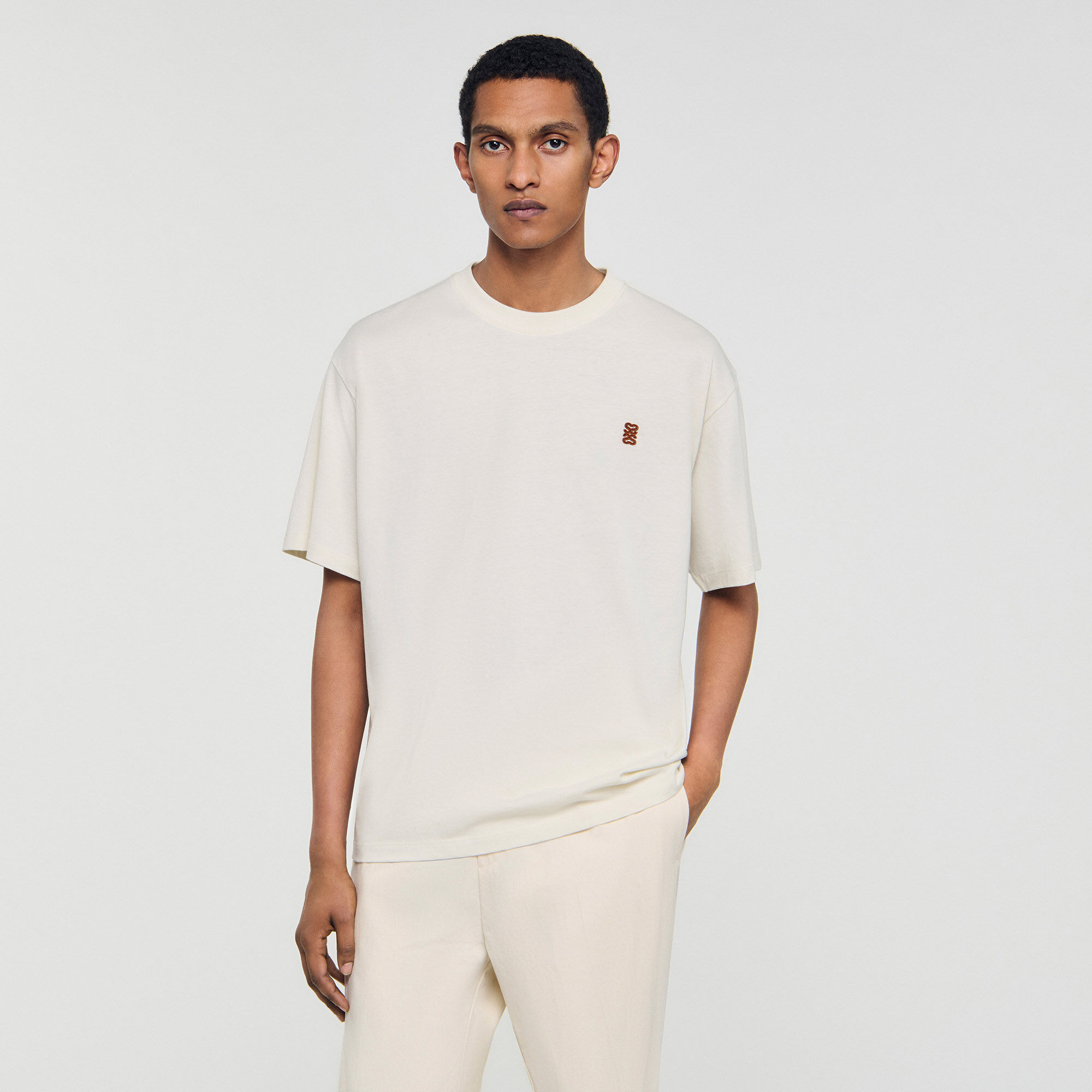 T-shirt con logo in pelle
