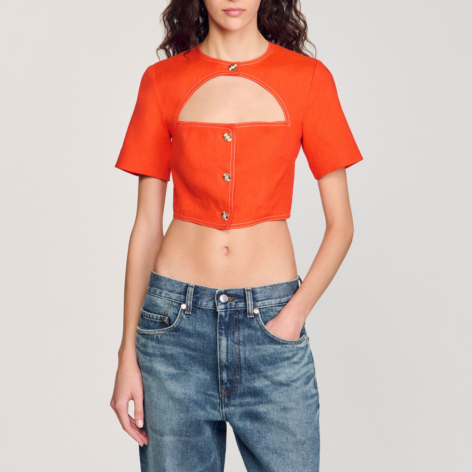 Top corto con apertura
