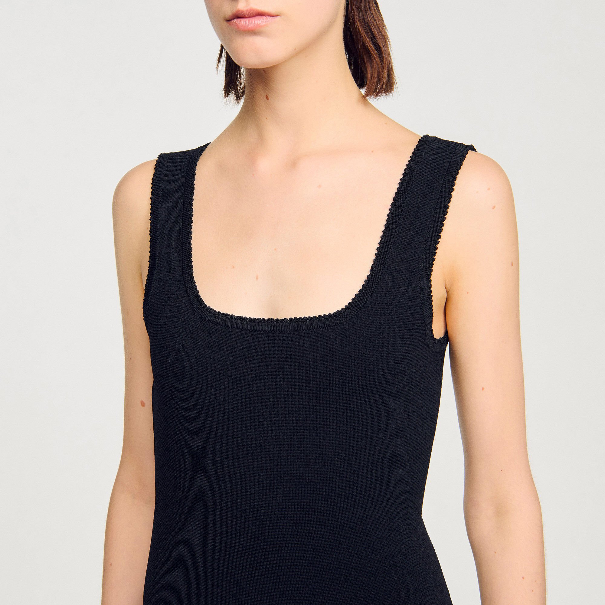 Abito corto in maglia con balze