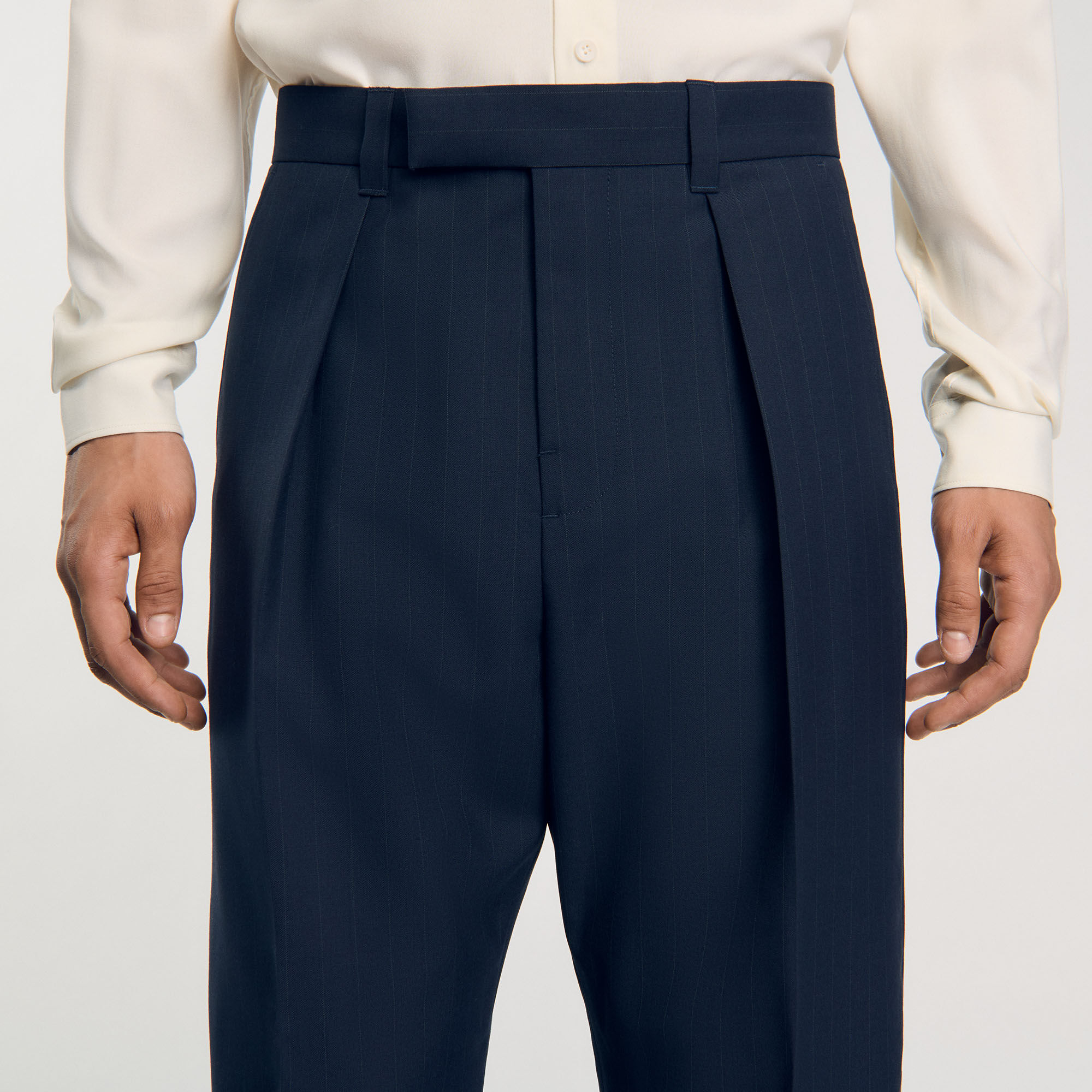 Pantaloni con pieghe baciate