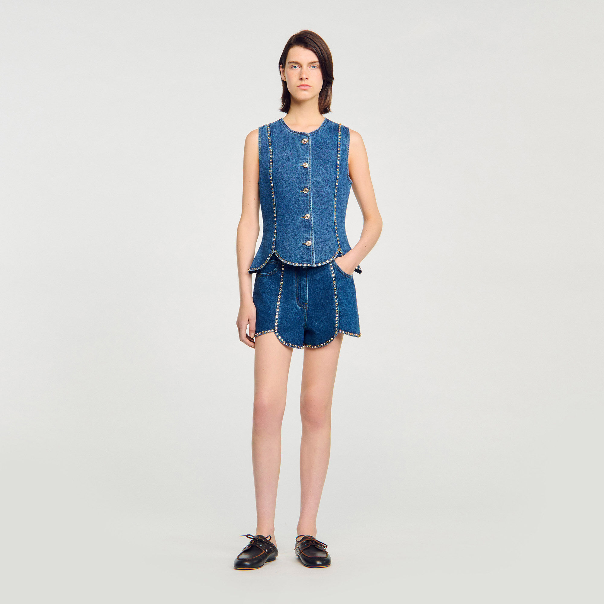 Top in denim decorato con strass