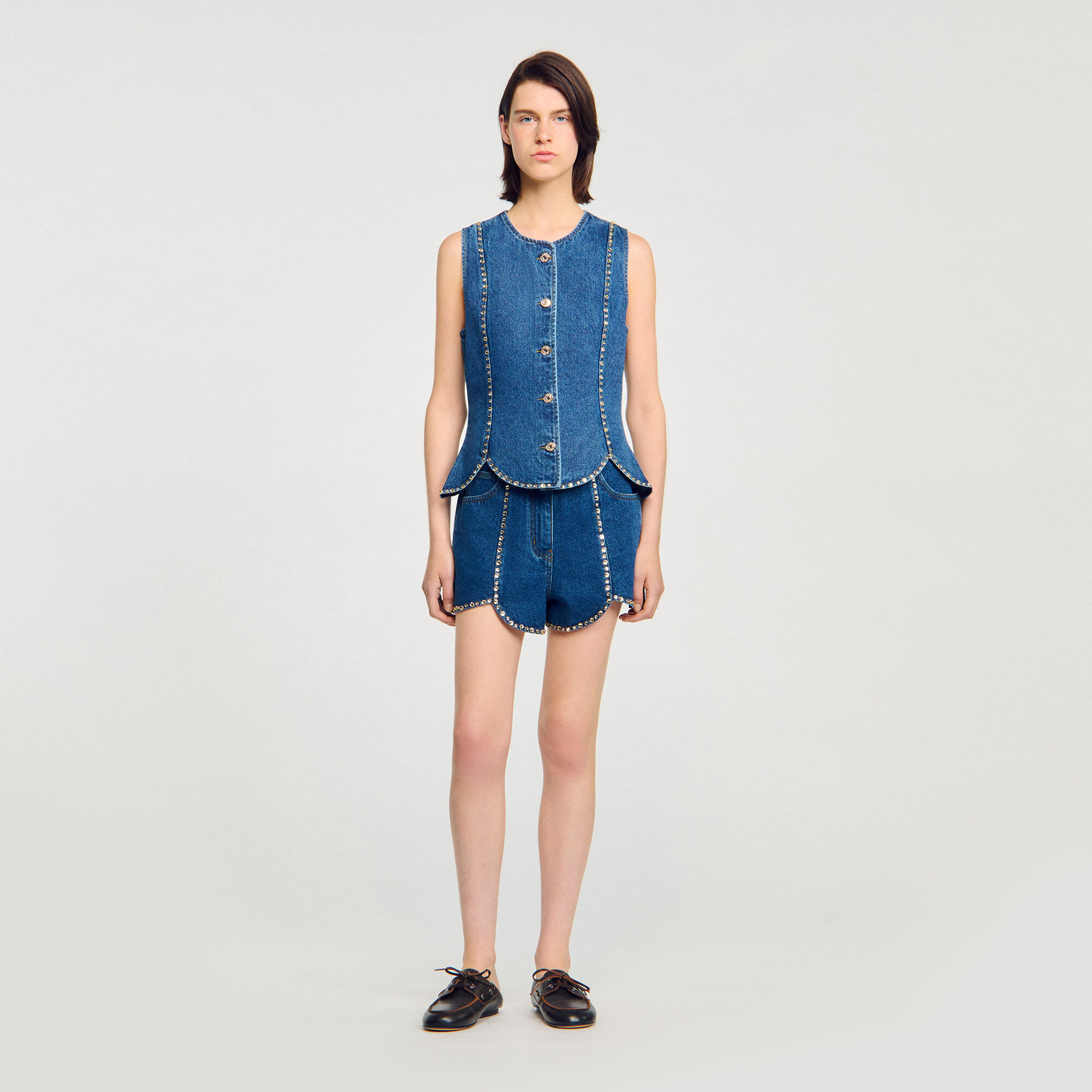 Top in denim decorato con strass