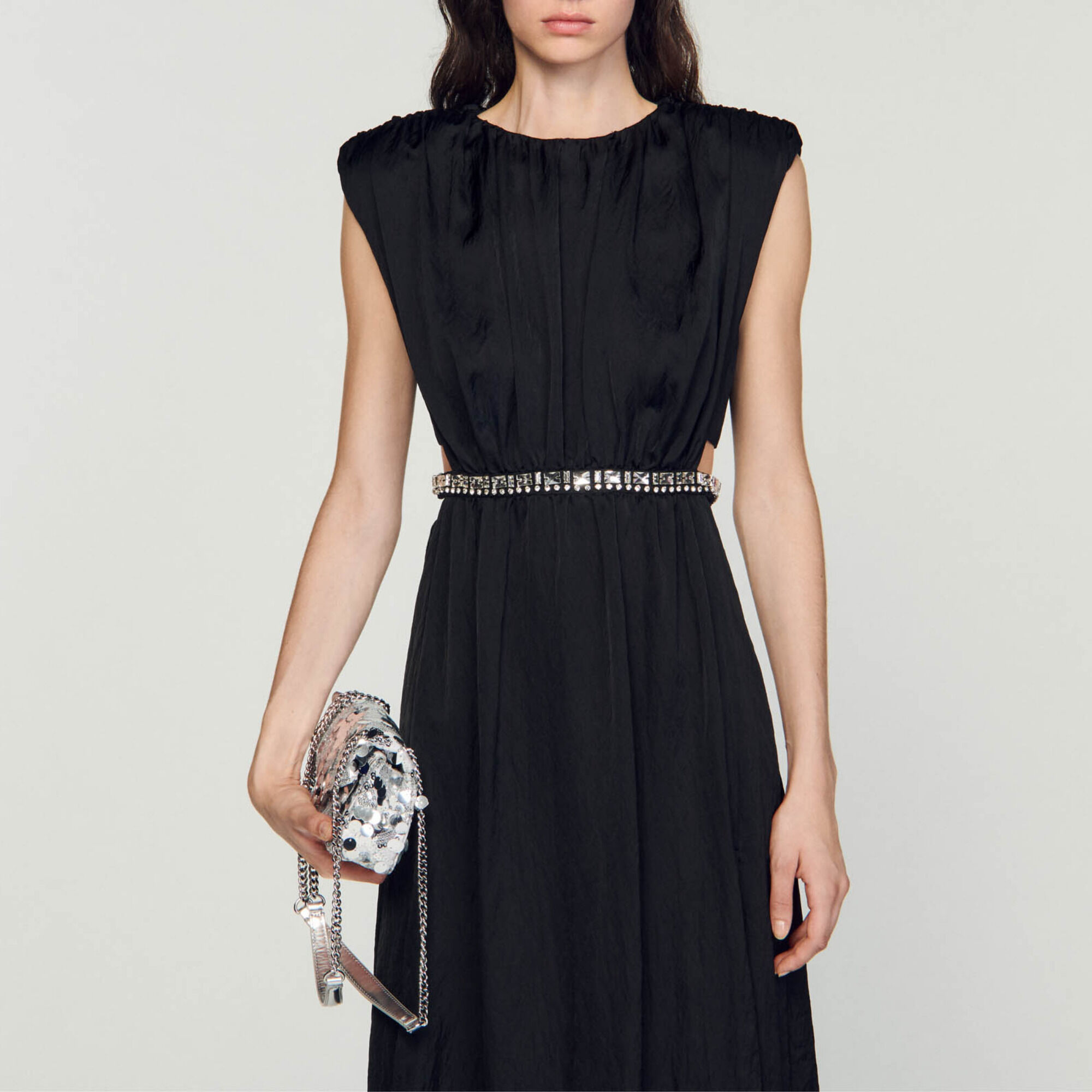 Abito lungo con gioiello