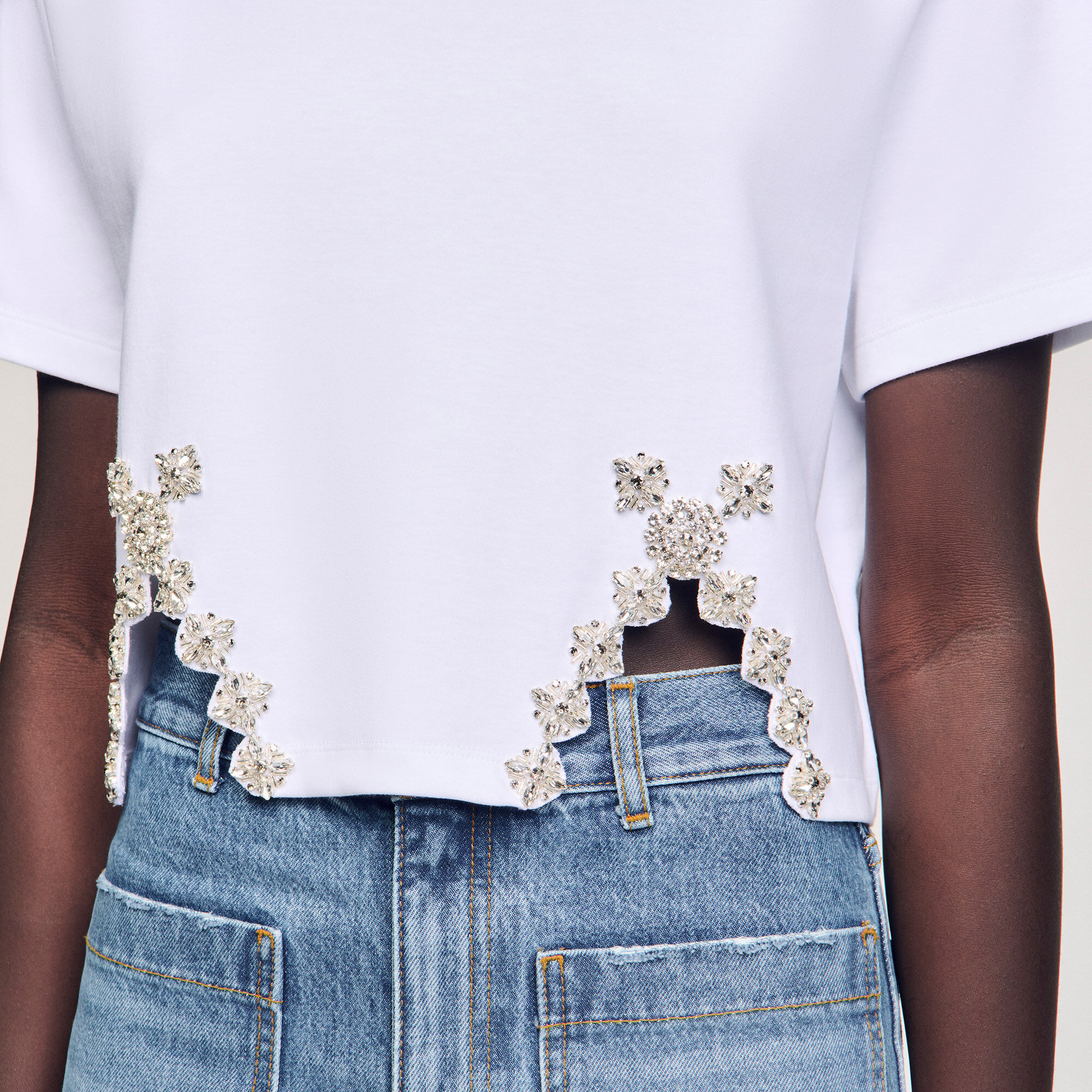 T-shirt corta decorata con strass
