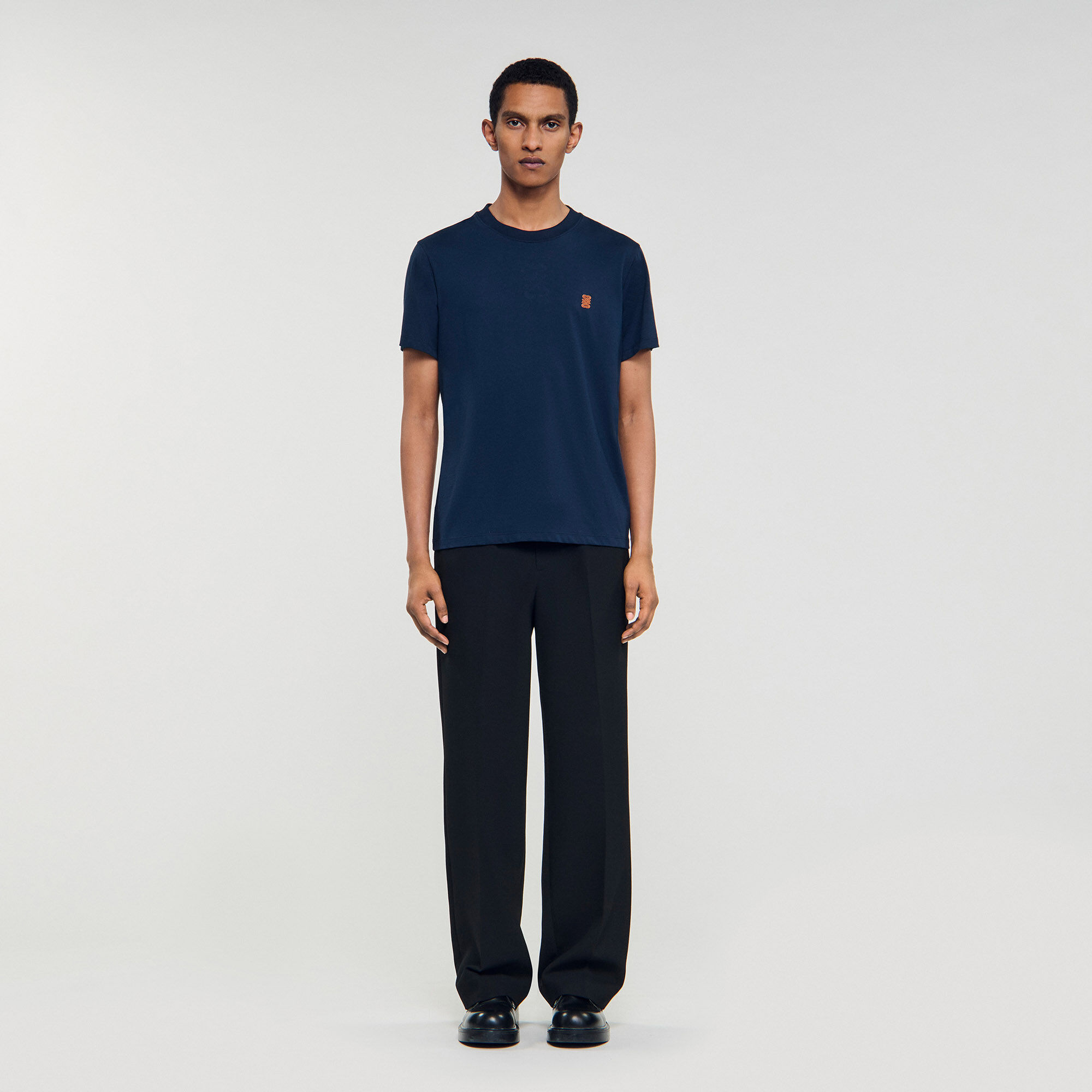 T-shirt con logo in pelle