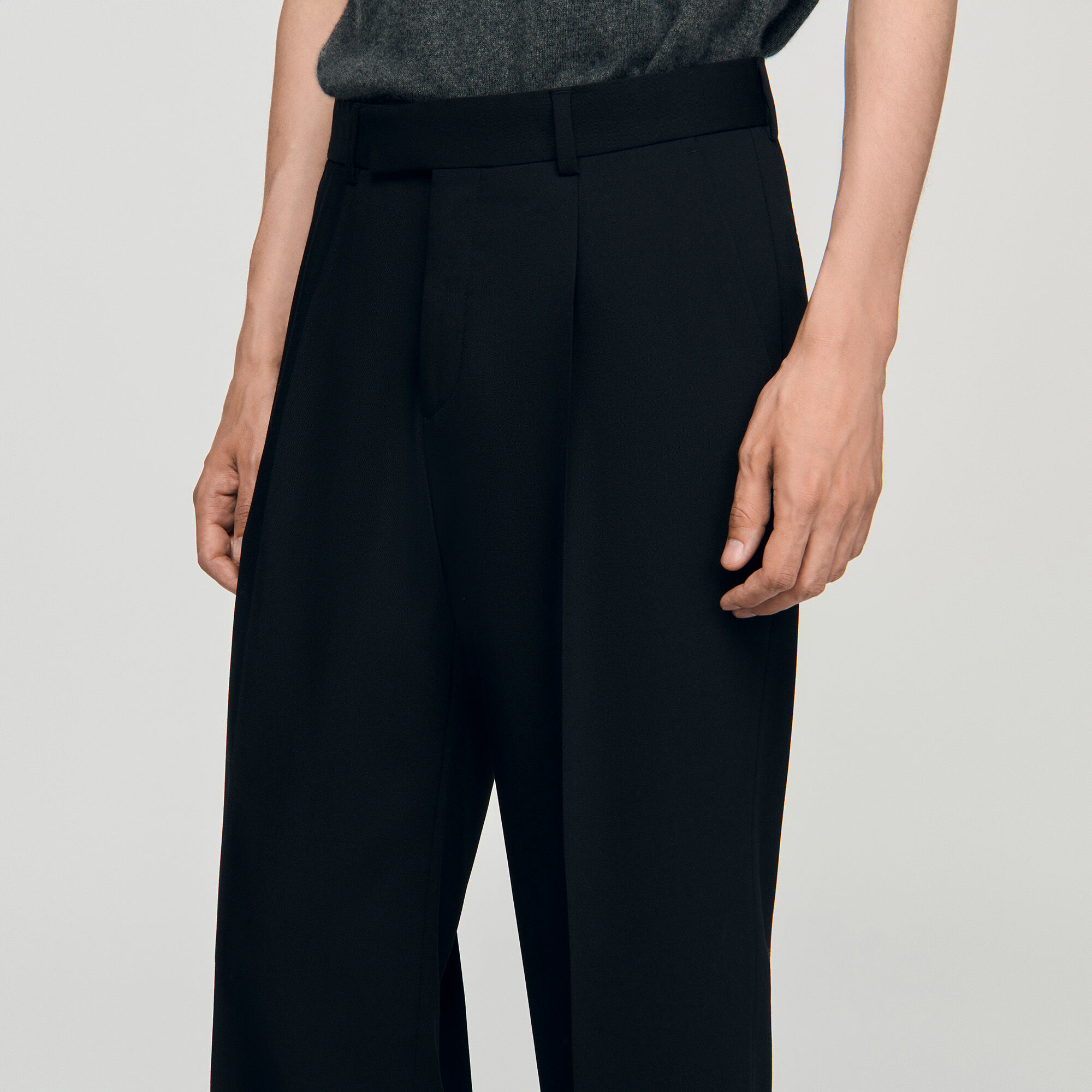 Pantaloni larghi con pieghe