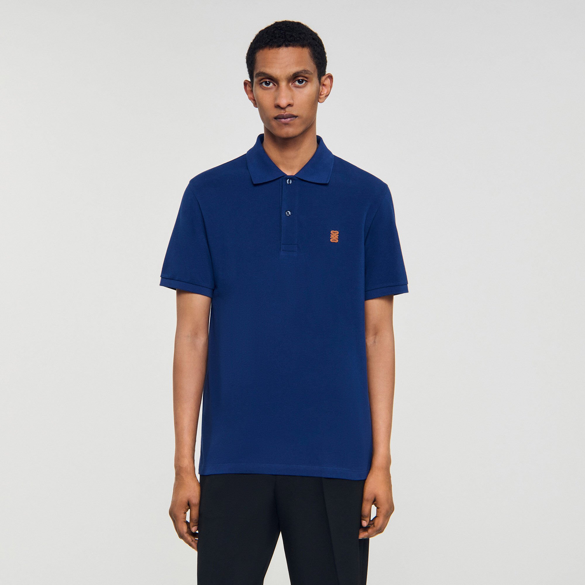 Polo con logo in pelle