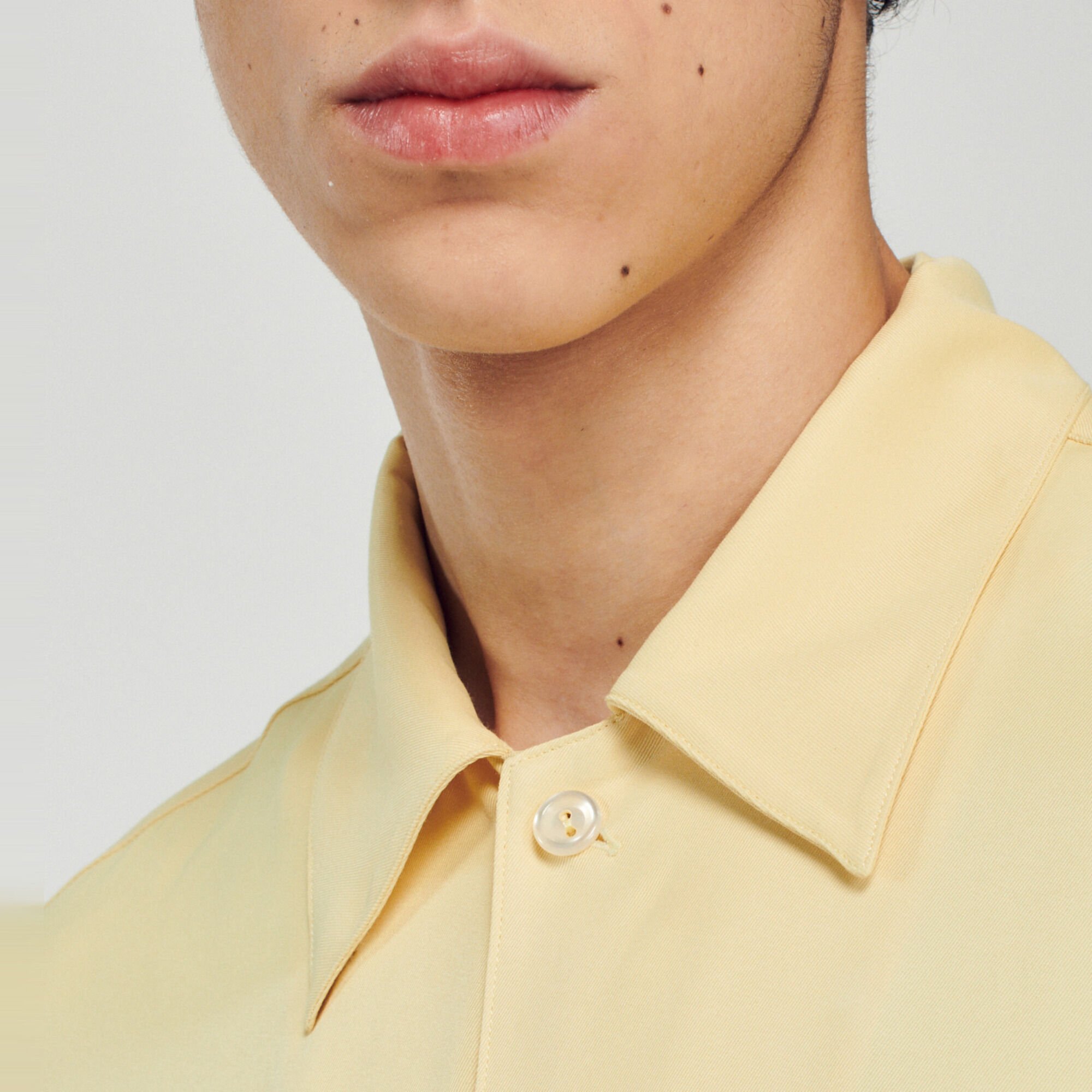 Camicia fluida con collo a pescecane