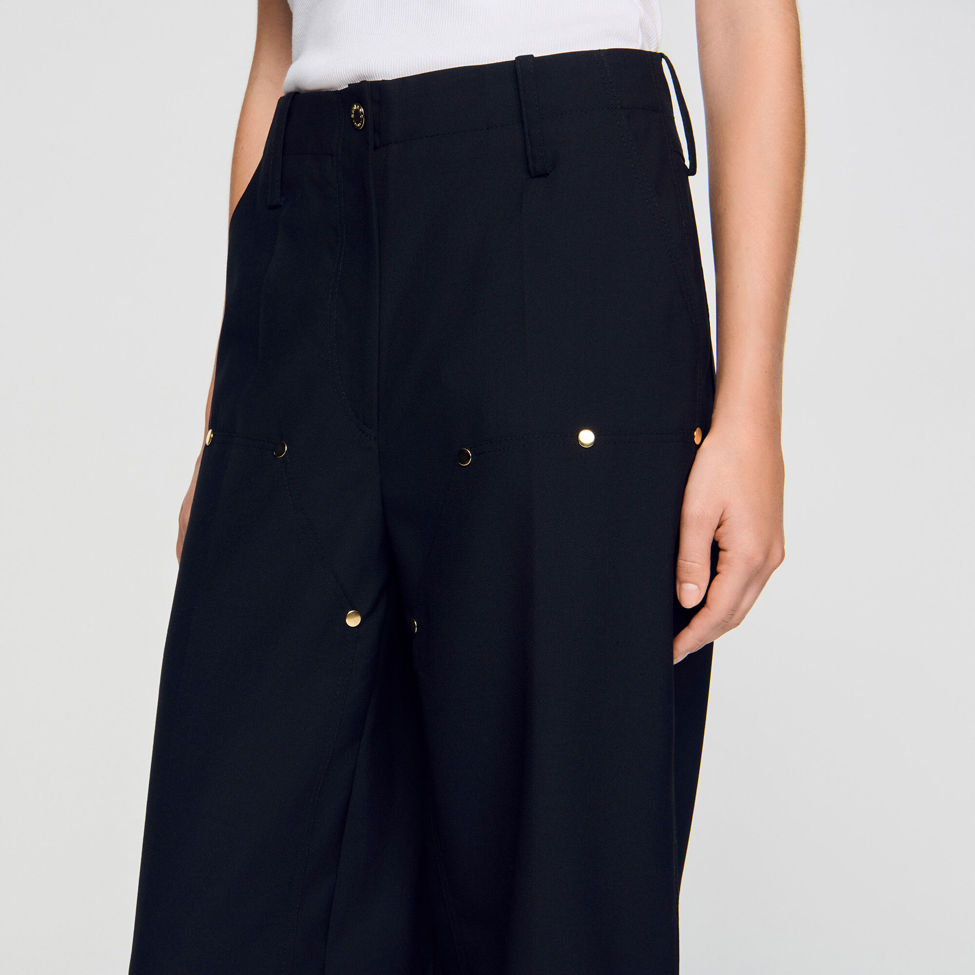 Pantaloni fluidi con rivetti
