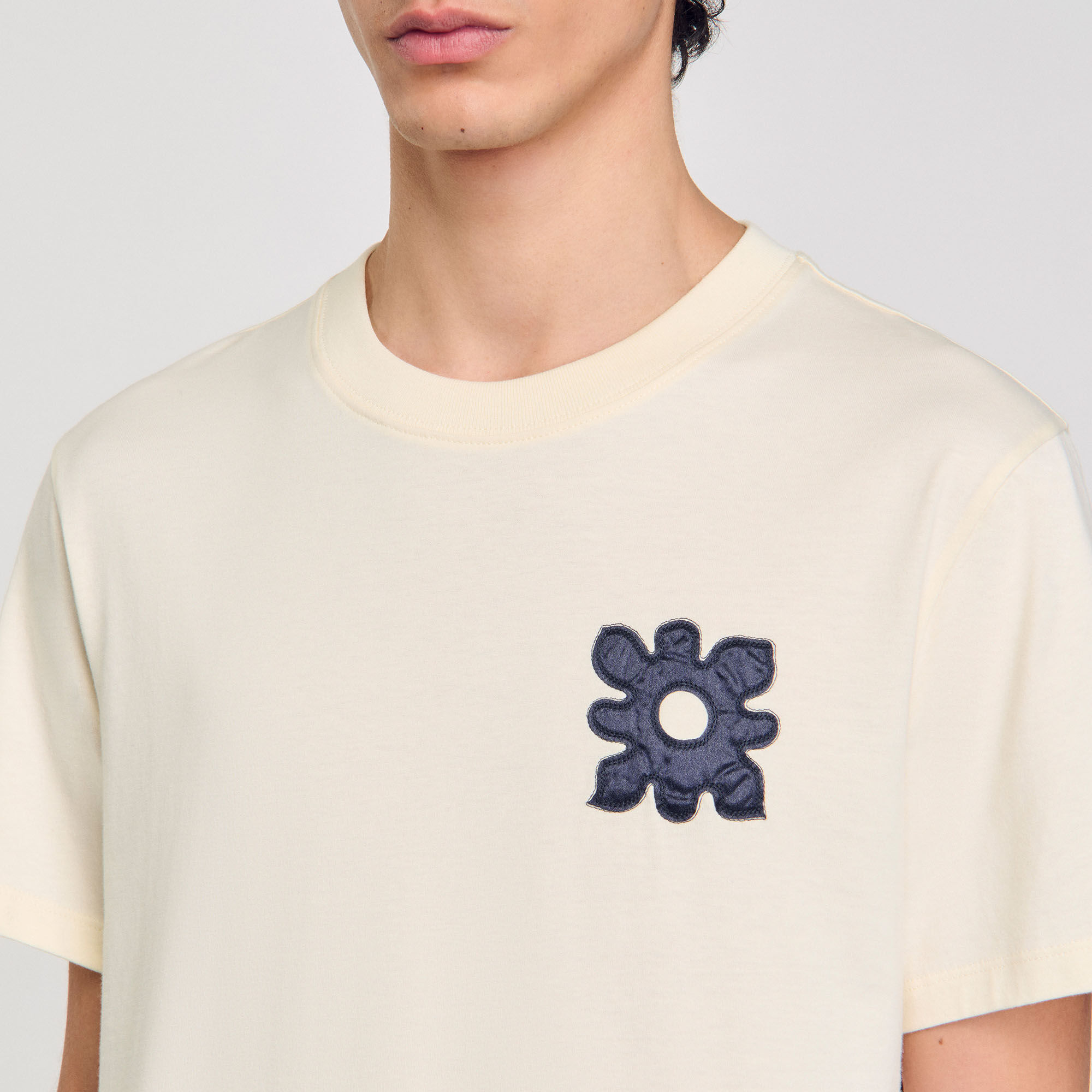 T-shirt con dettaglio a fiore