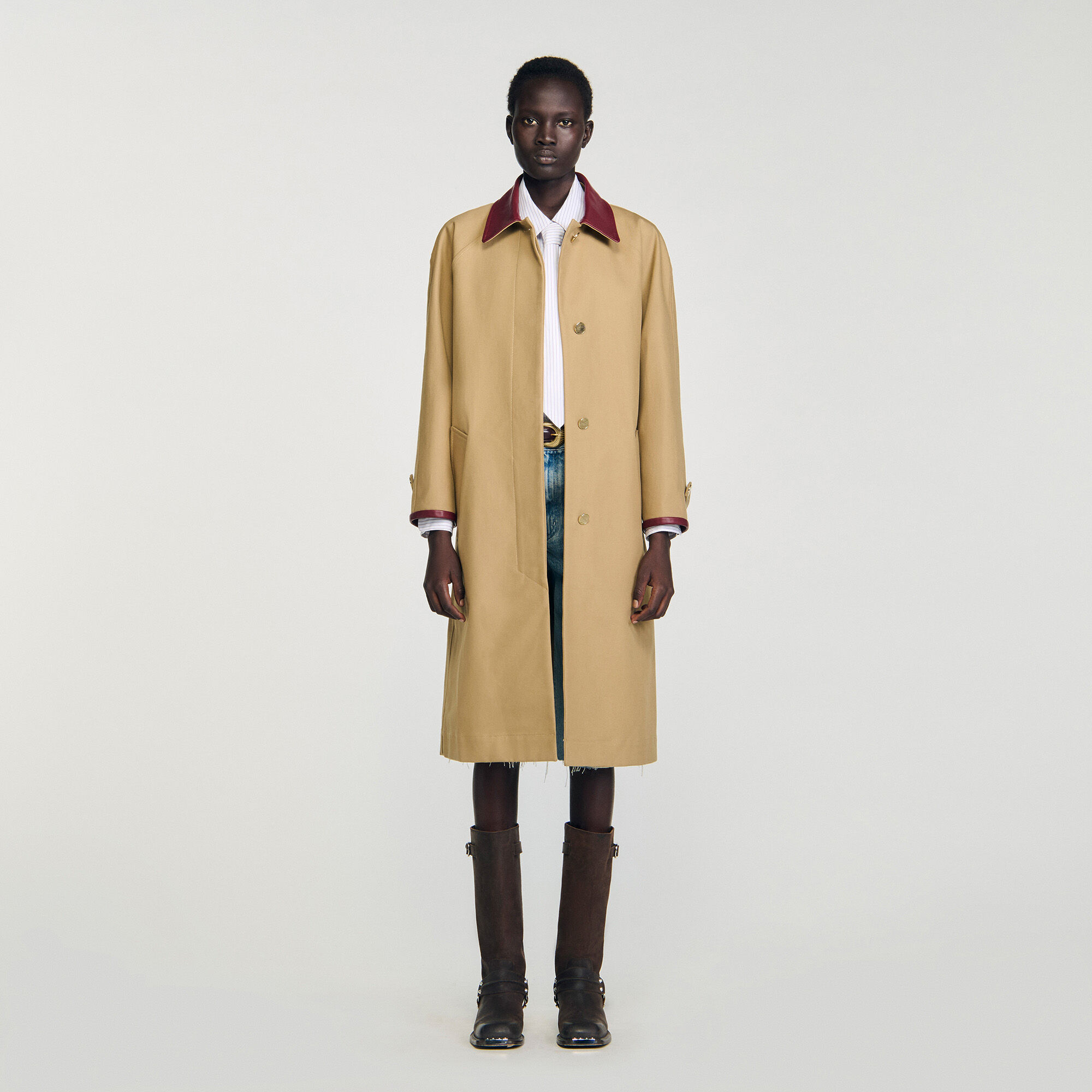 Trench lungo con colletto in pelle