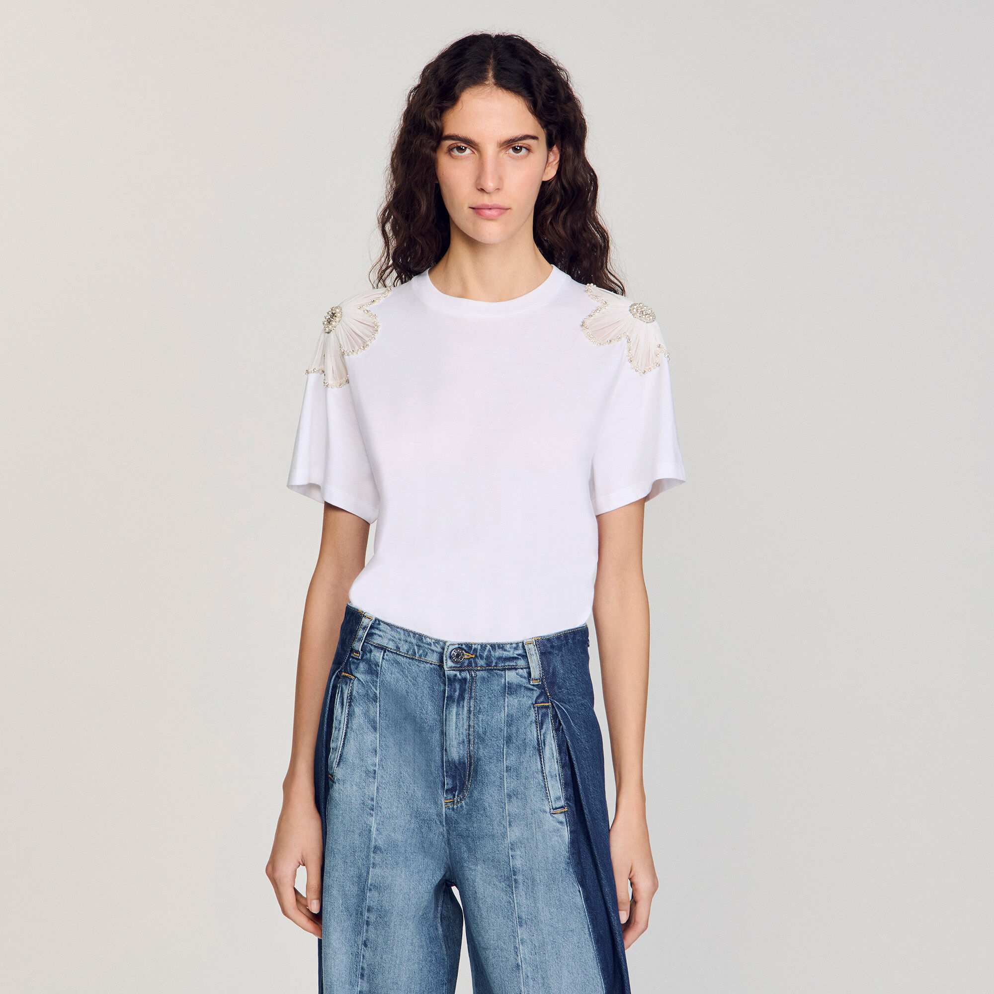 T-shirt con fiori ricamati