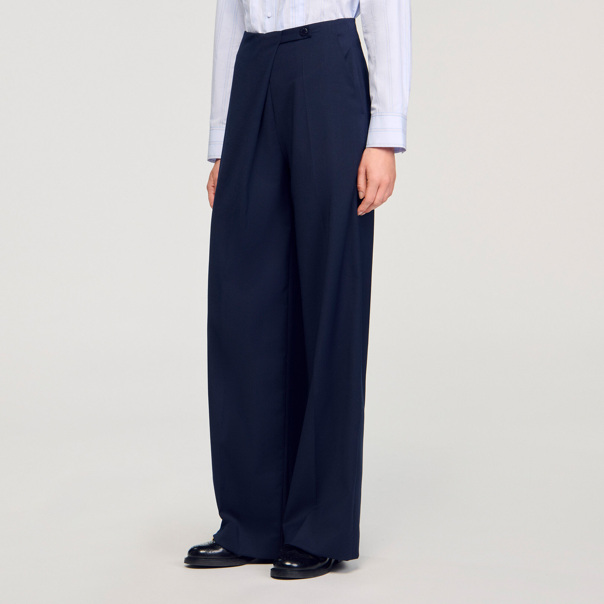 Pantaloni dritti asimmetrici