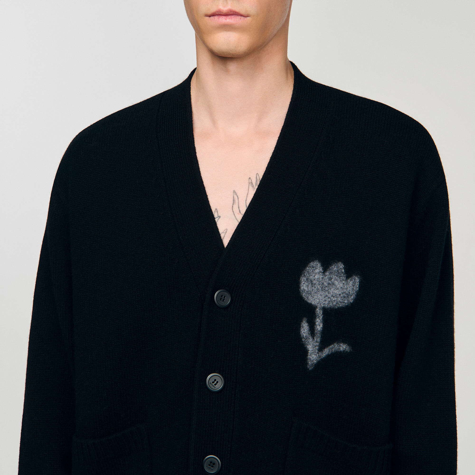Cardigan con fiore