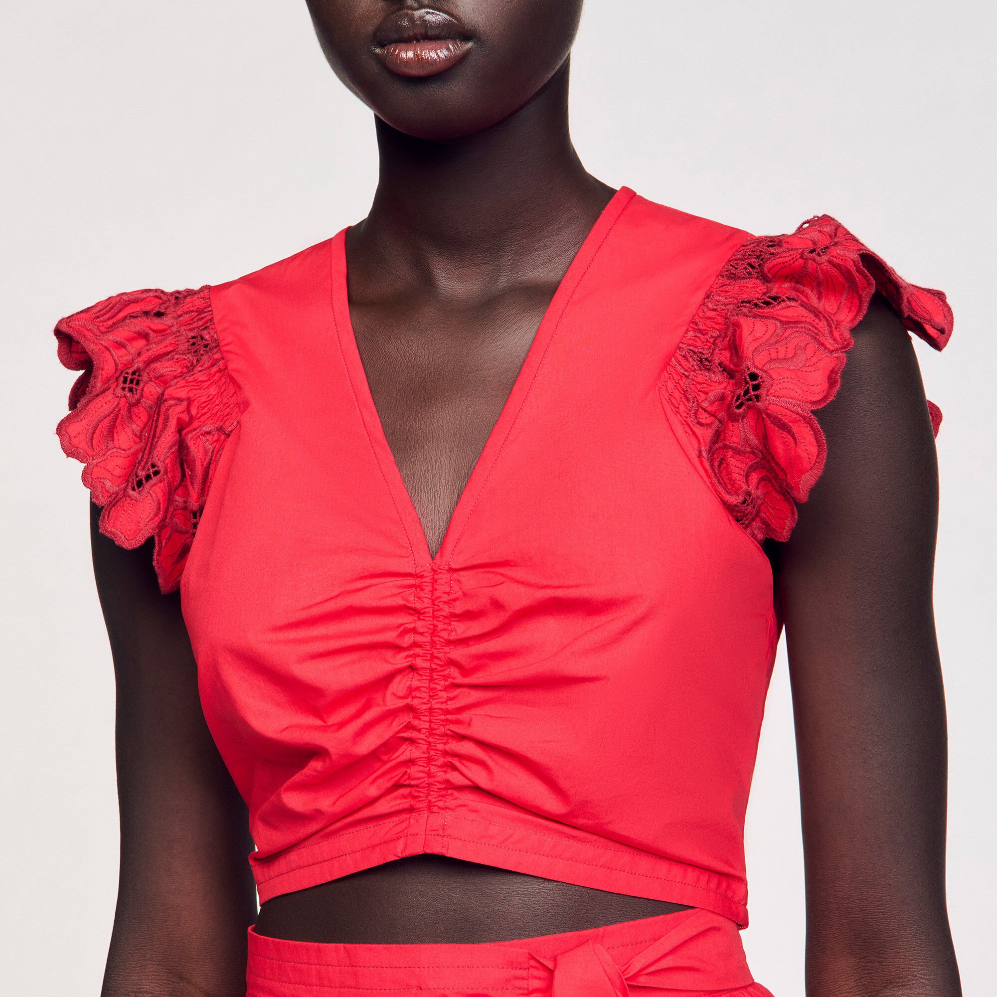 Crop top con maniche ricamate