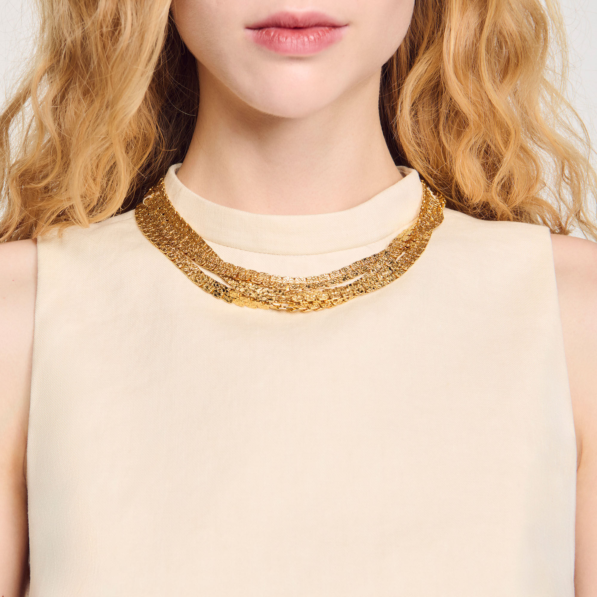 Top corto in maglia con collana