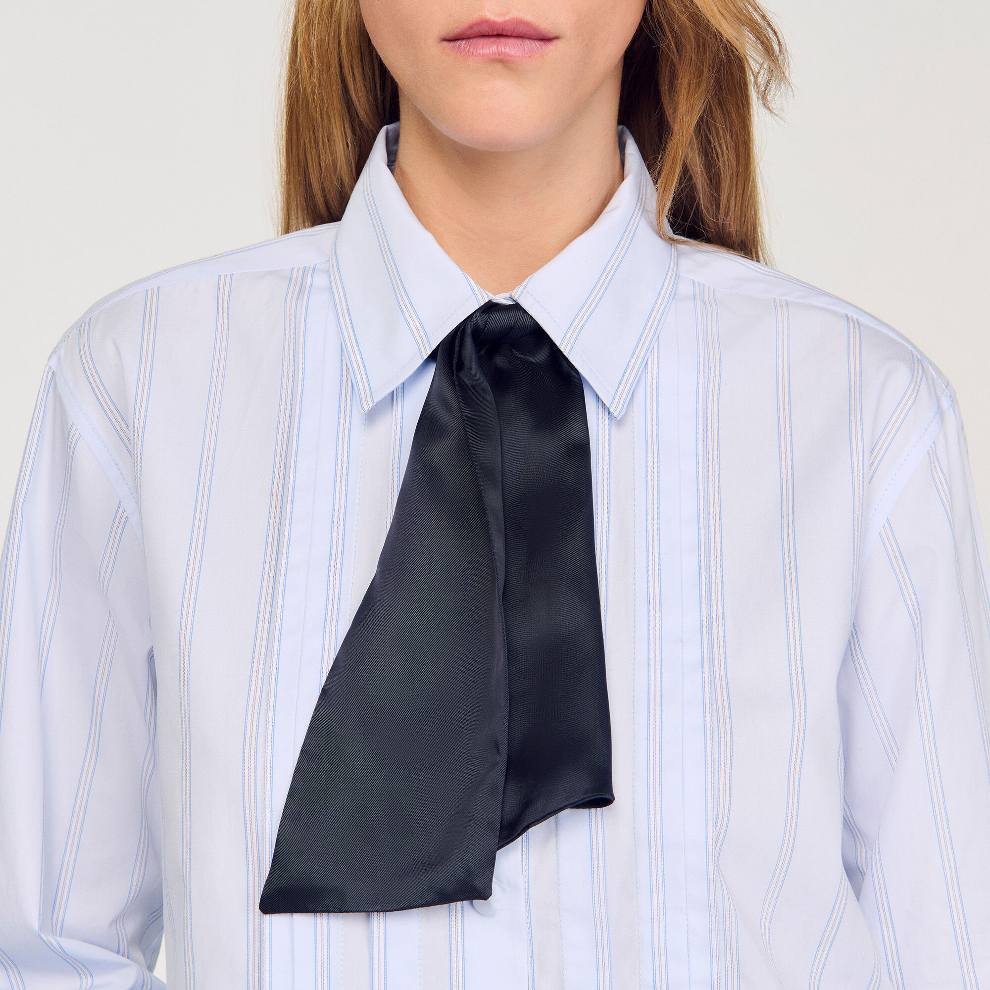 Camicia corta con cravatta rimossa