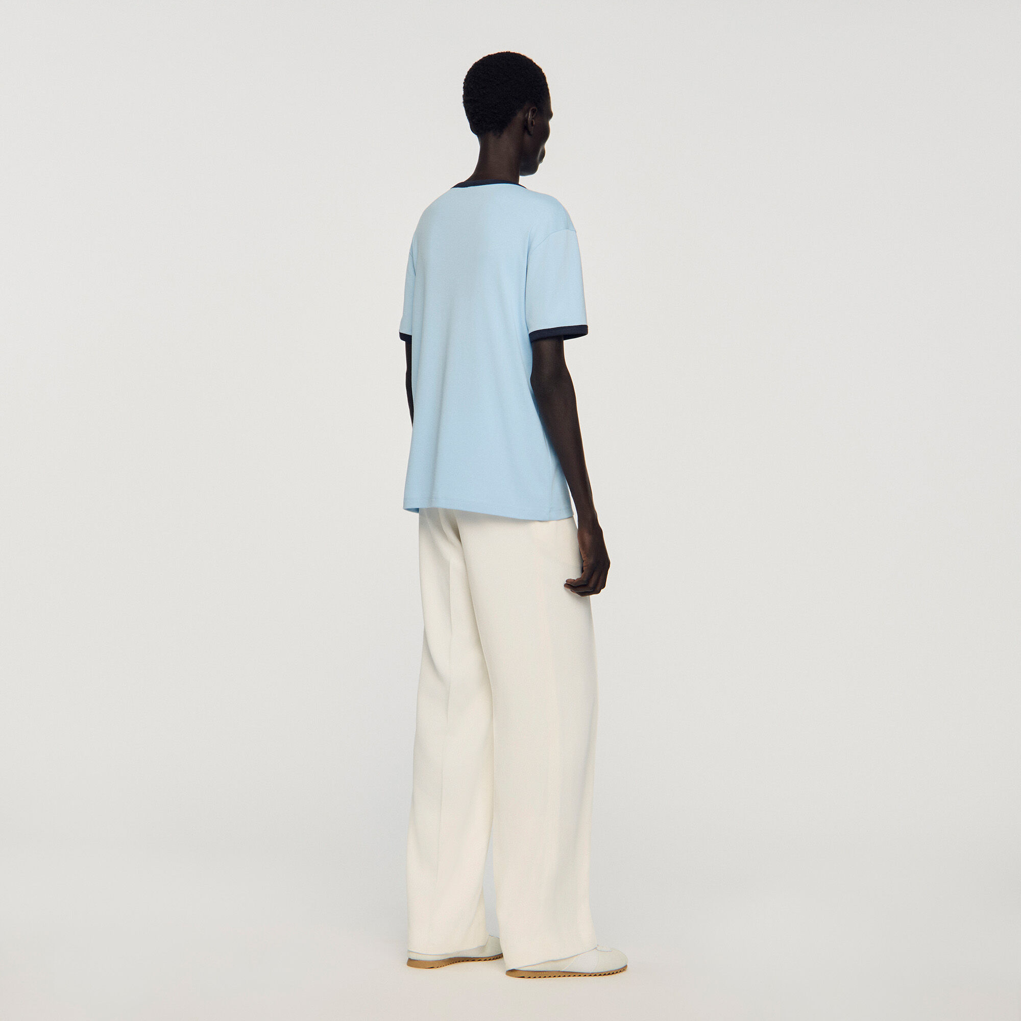 T-shirt bicolore con patch