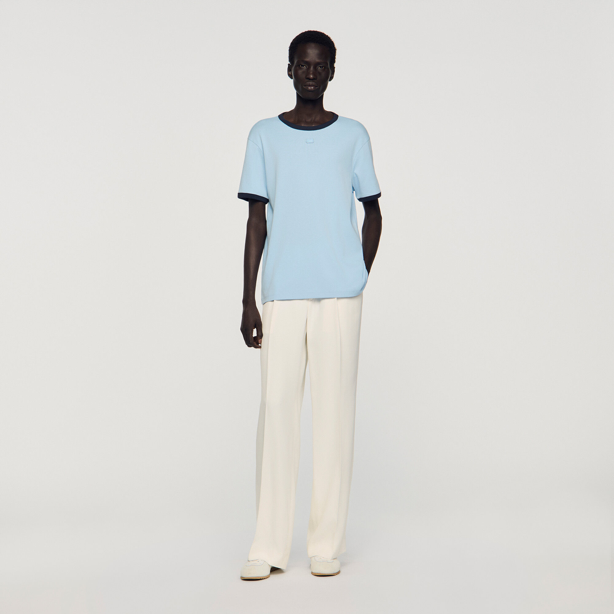 T-shirt bicolore con patch