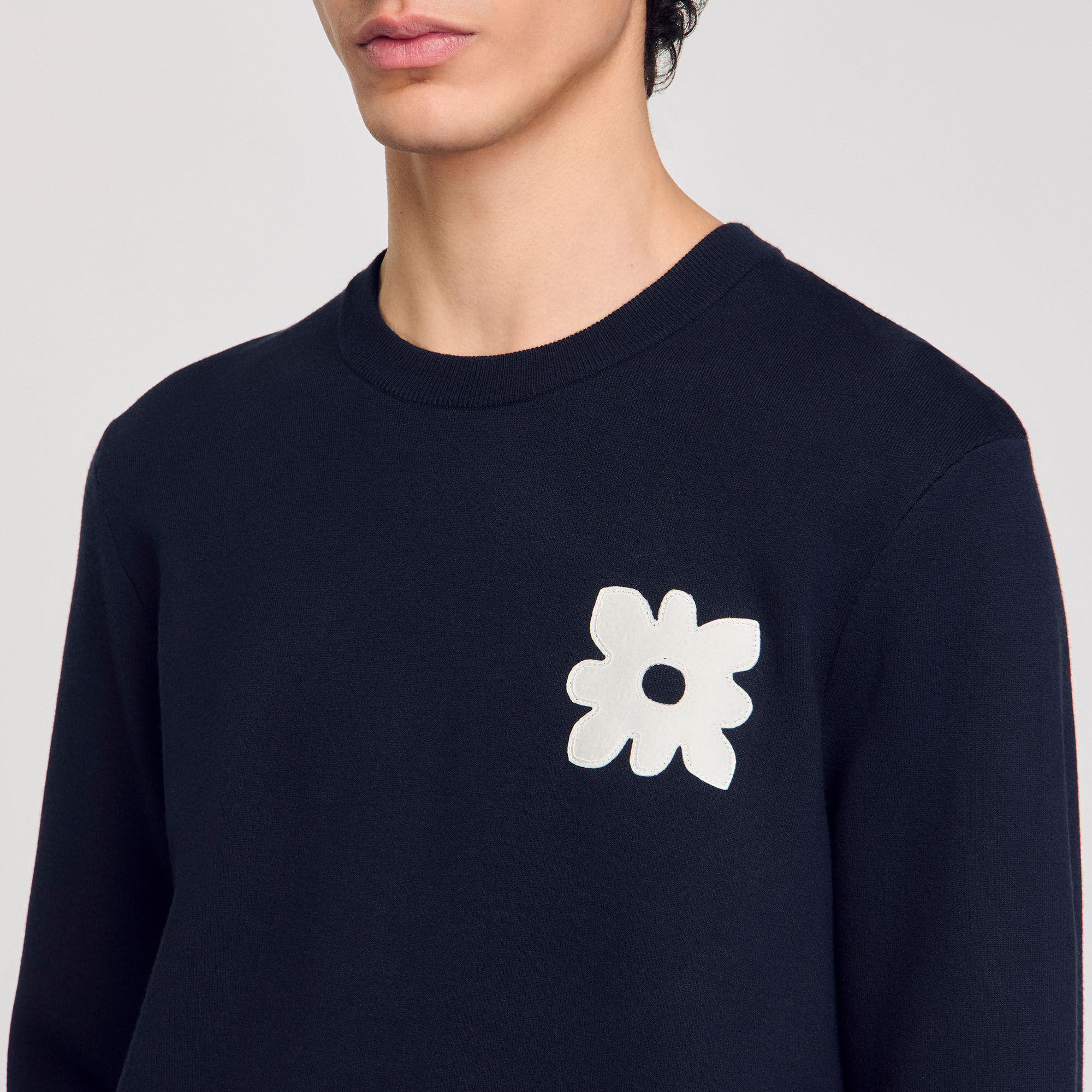 Maglione con dettaglio a fiore