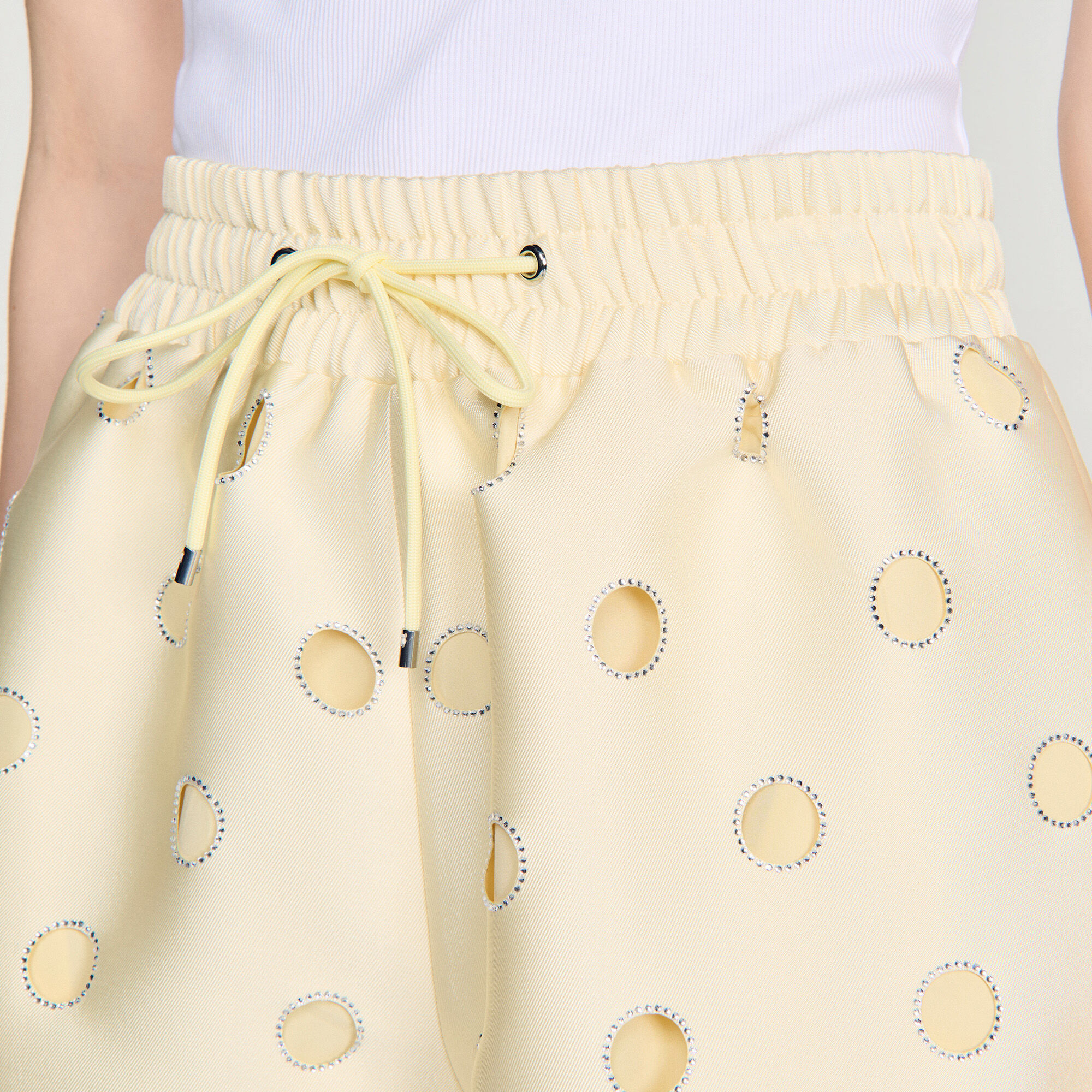 Shorts con strappi e strass