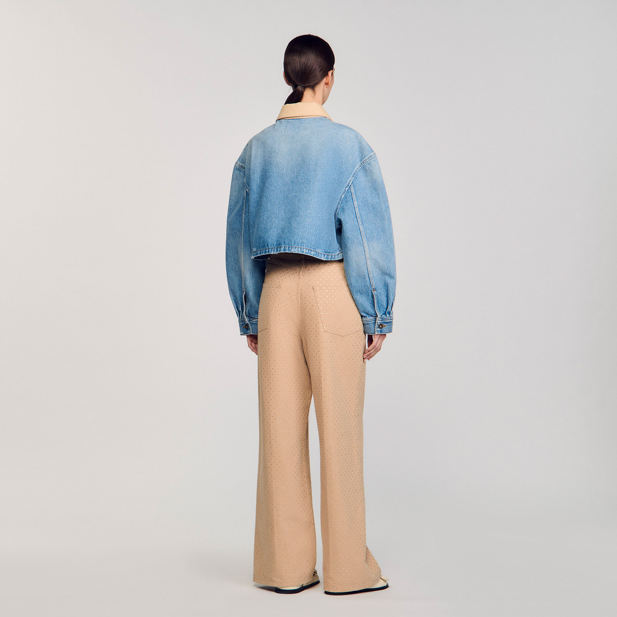 Giubbotto di jeans con borchie