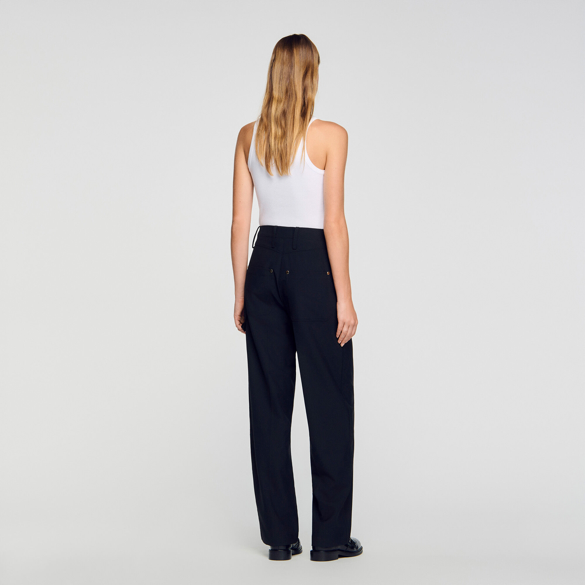 Pantaloni fluidi con rivetti