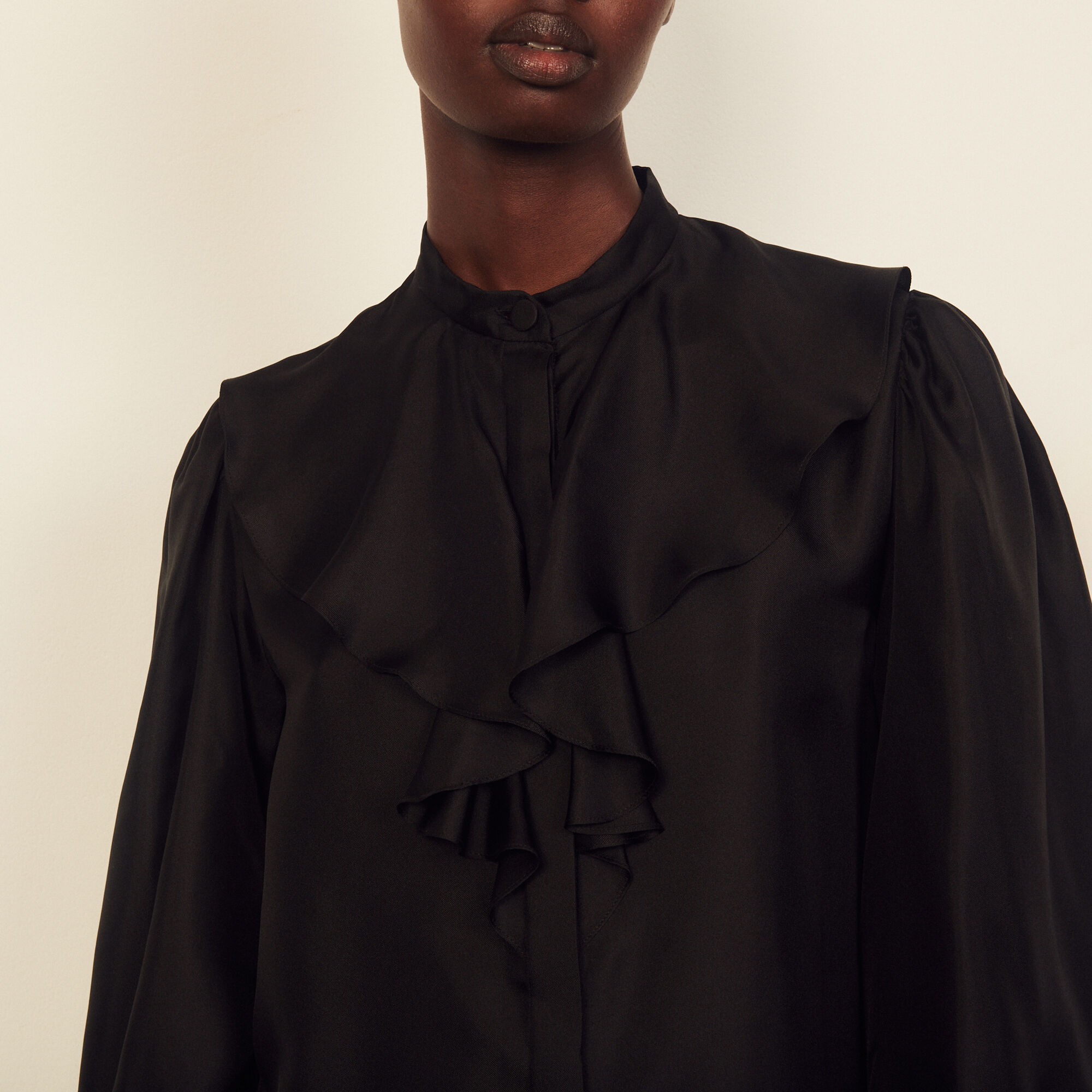 Camicia in seta con collo a jabot