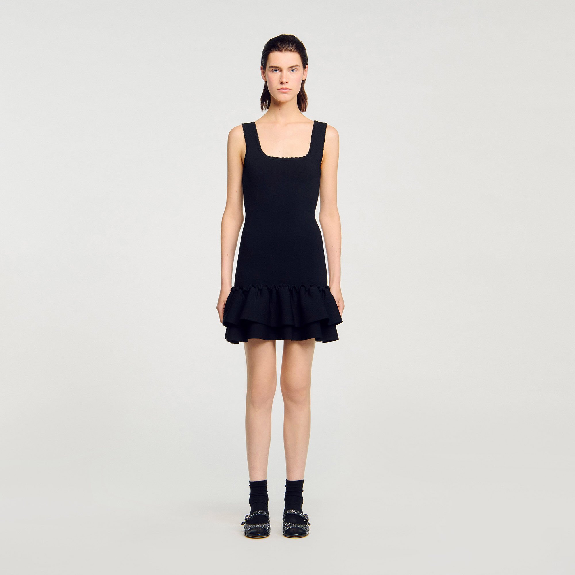 Abito corto in maglia con balze