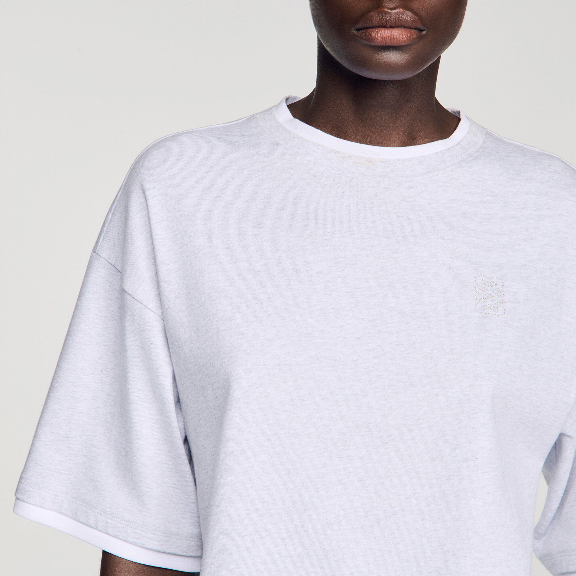T-shirt in cotone con logo ricamato