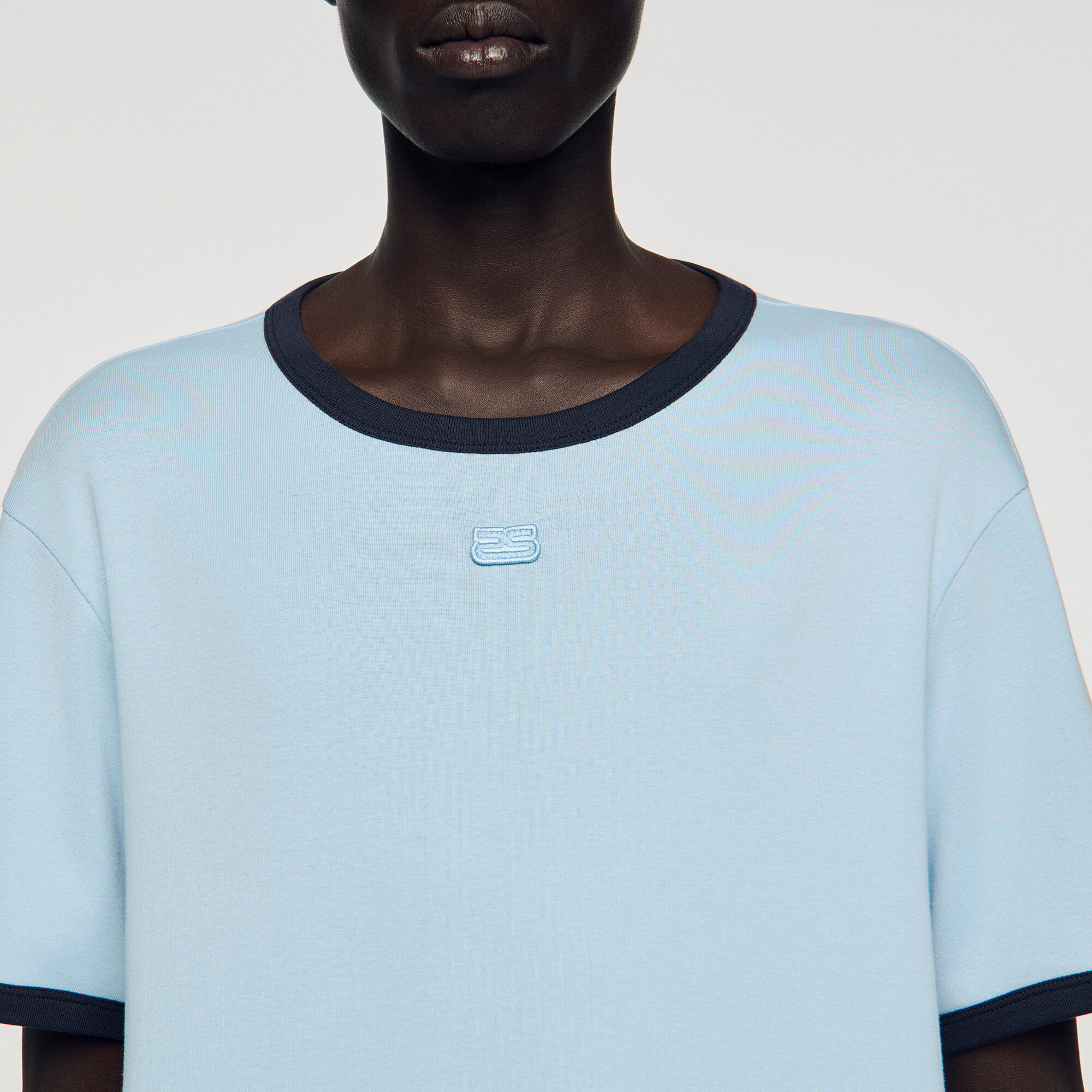 T-shirt bicolore con patch