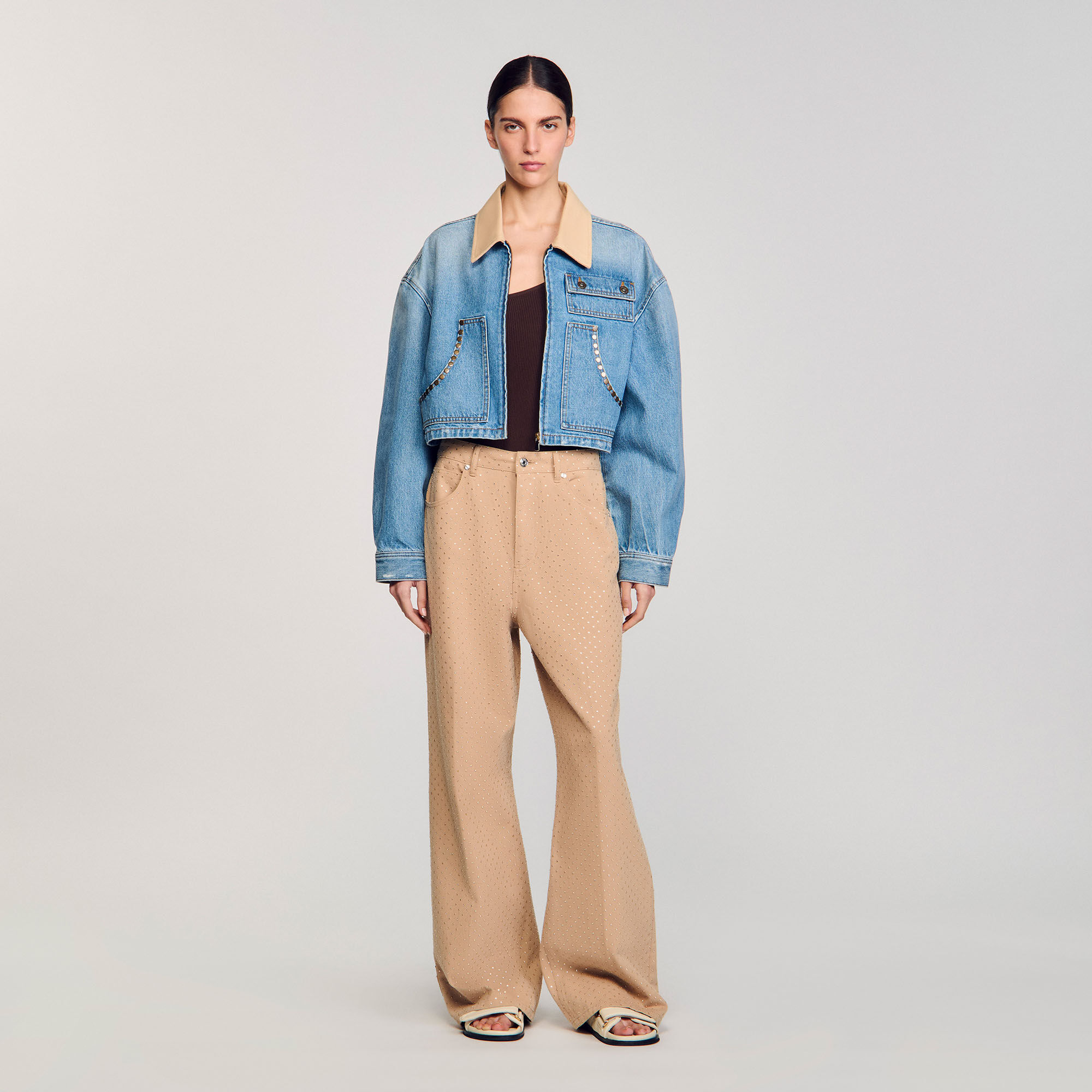 Giubbotto di jeans con borchie