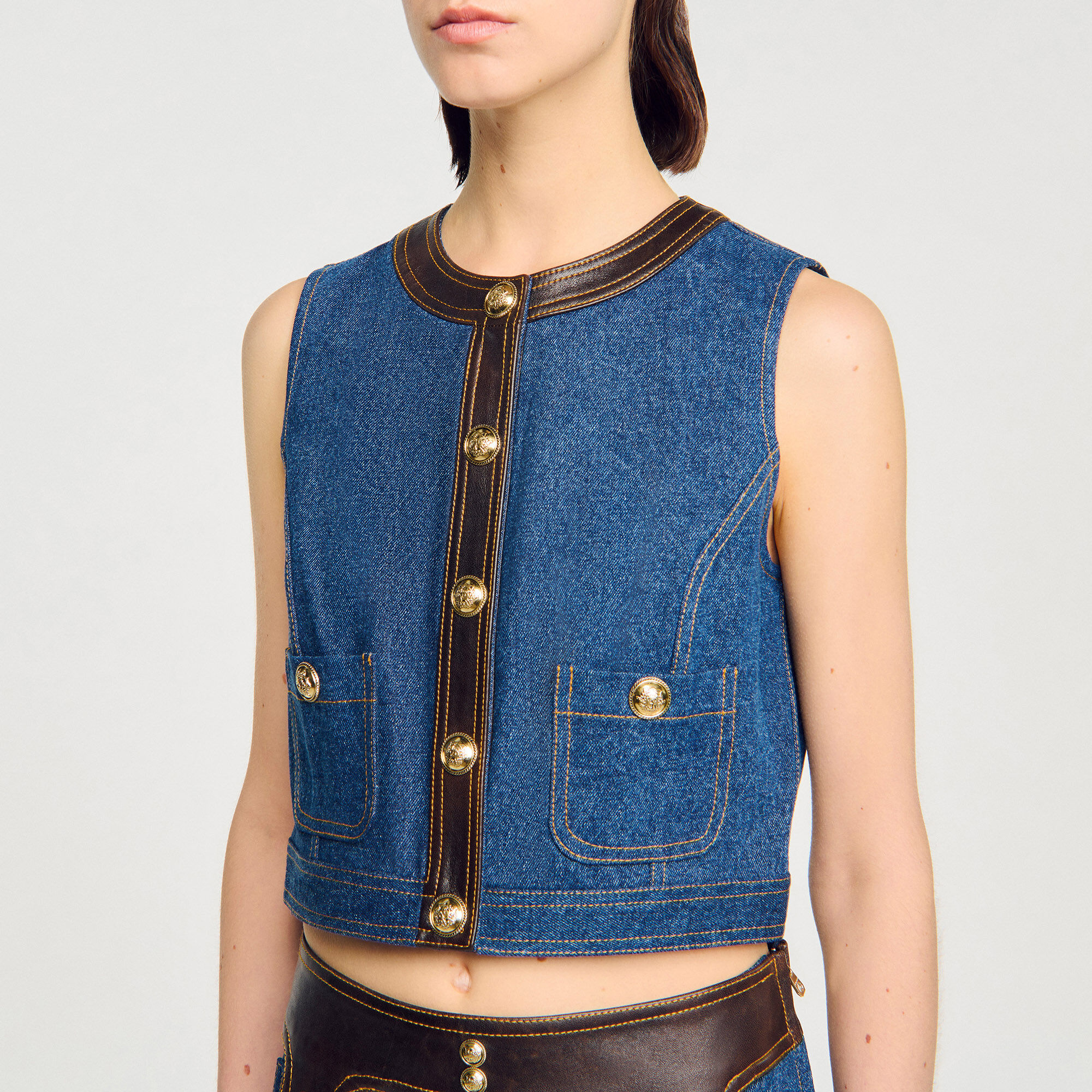 Top in denim e pelle