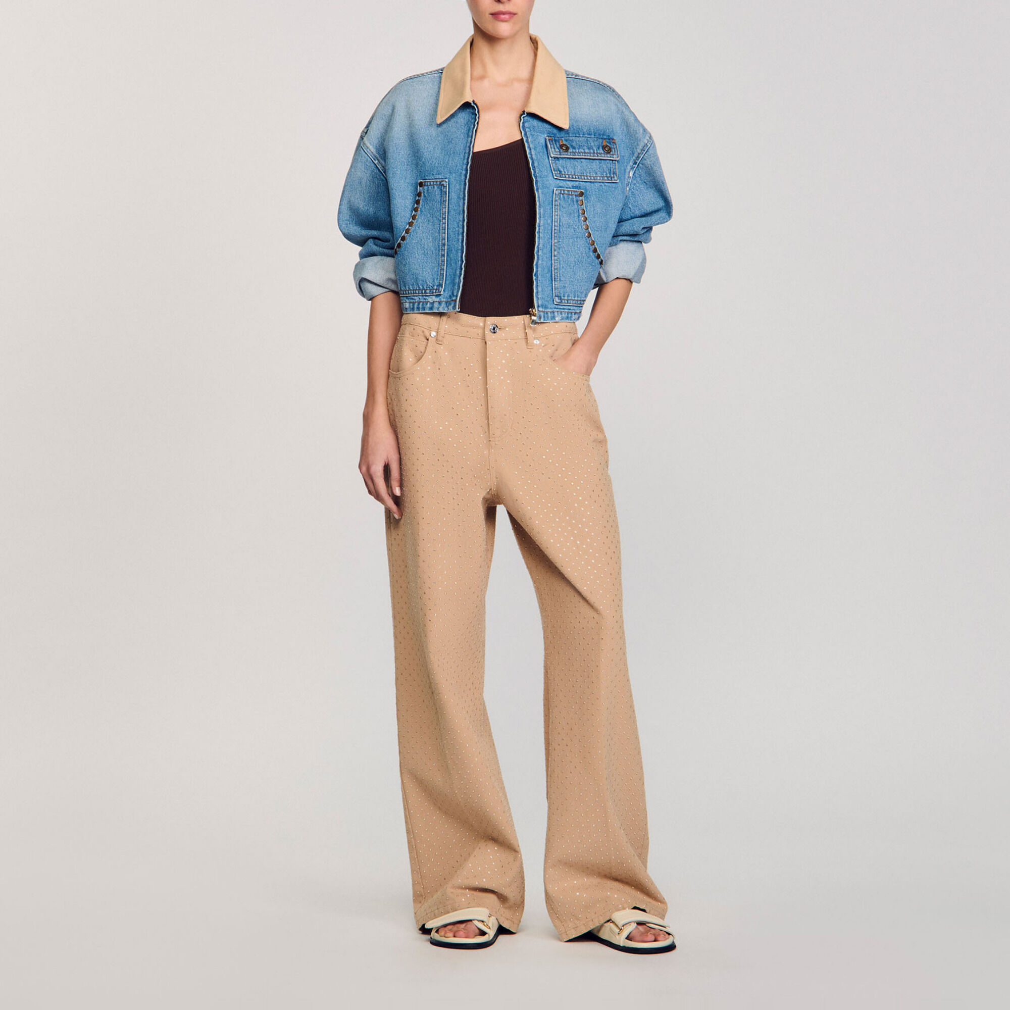 Giubbotto di jeans con borchie