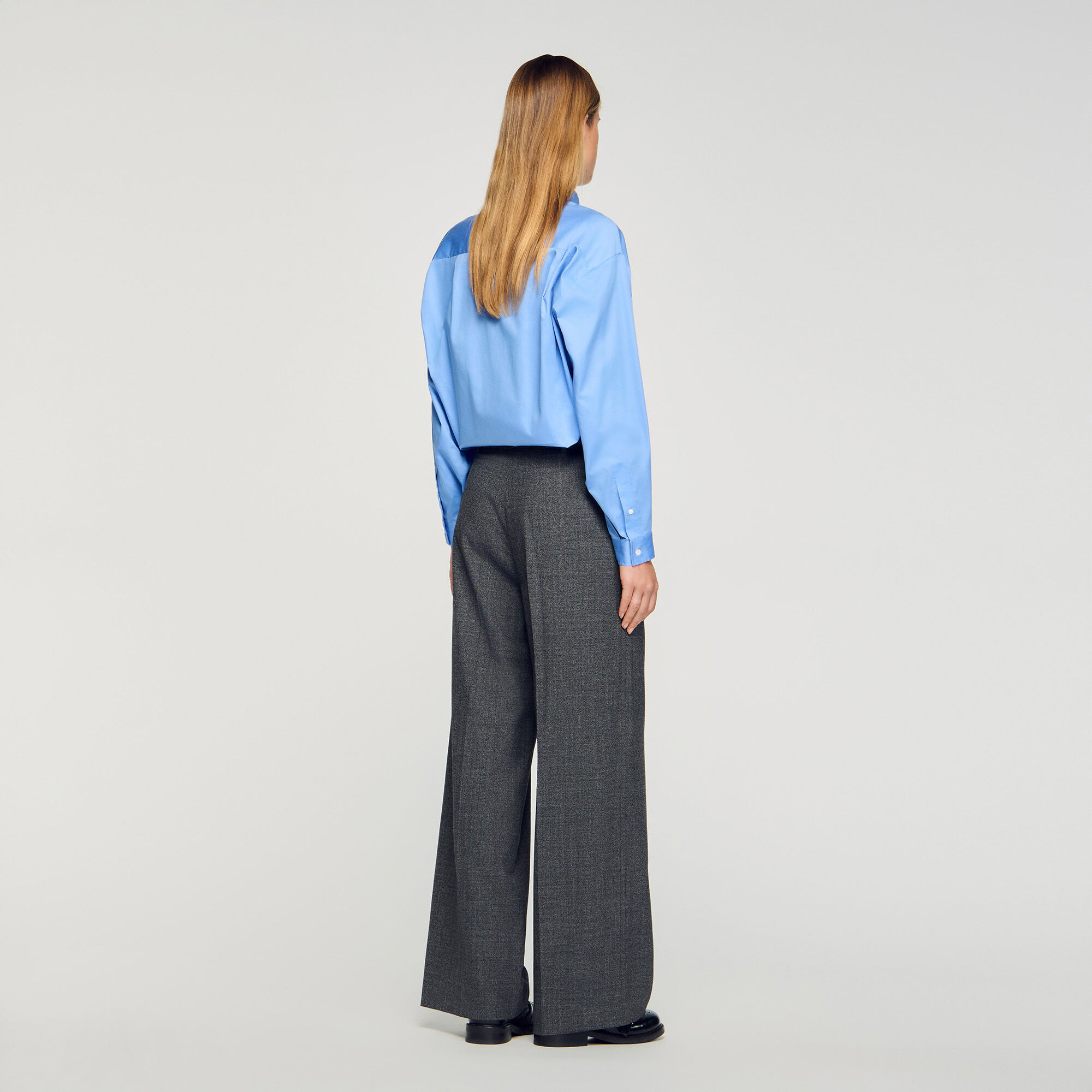 Pantaloni dritti e larghi