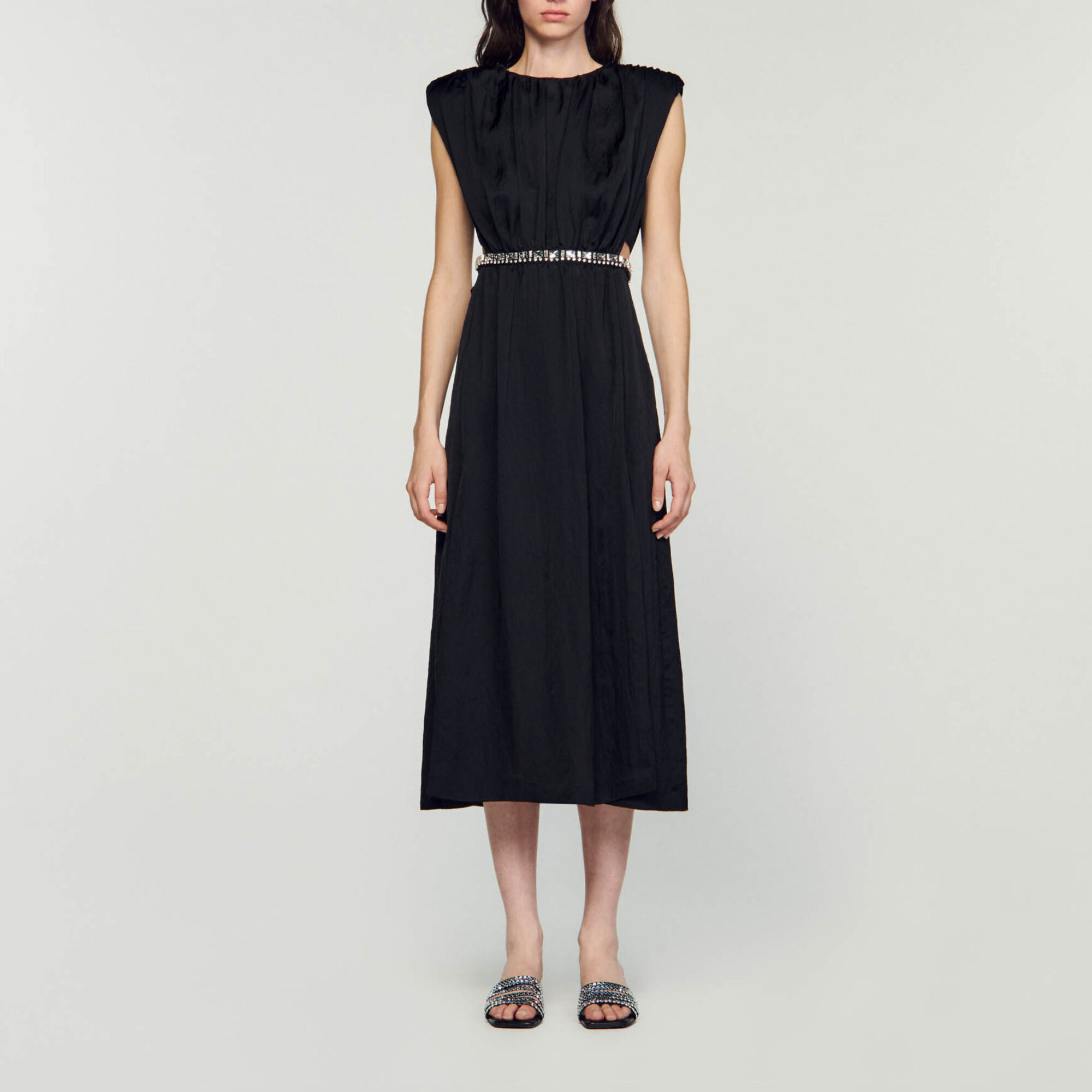 Abito lungo con gioiello